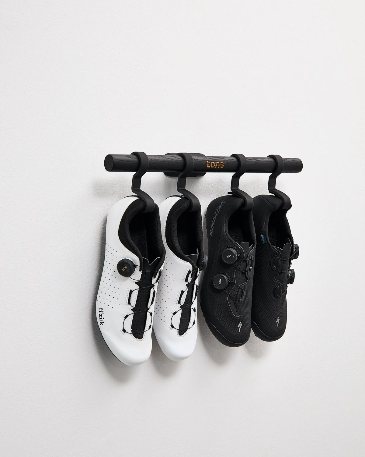 マットブラックの TONS Short Bar C に白と黒のサイクルシューズ2ペアを掛けた正面カット