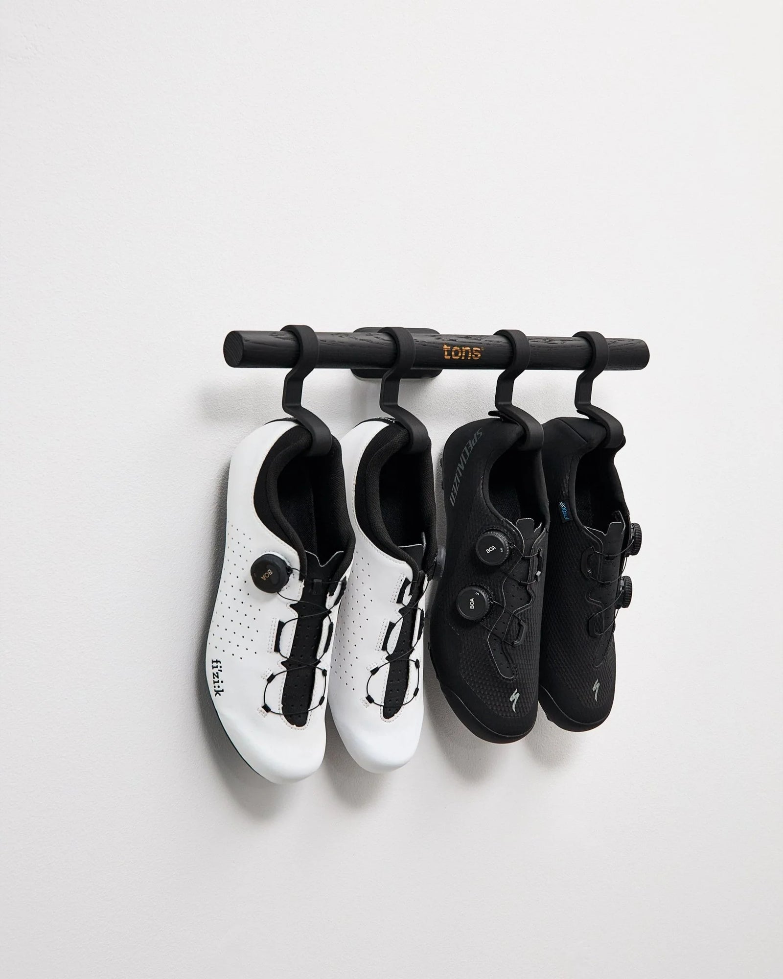 マットブラックの TONS Short Bar C に白と黒のサイクルシューズ2ペアを掛けた正面カット