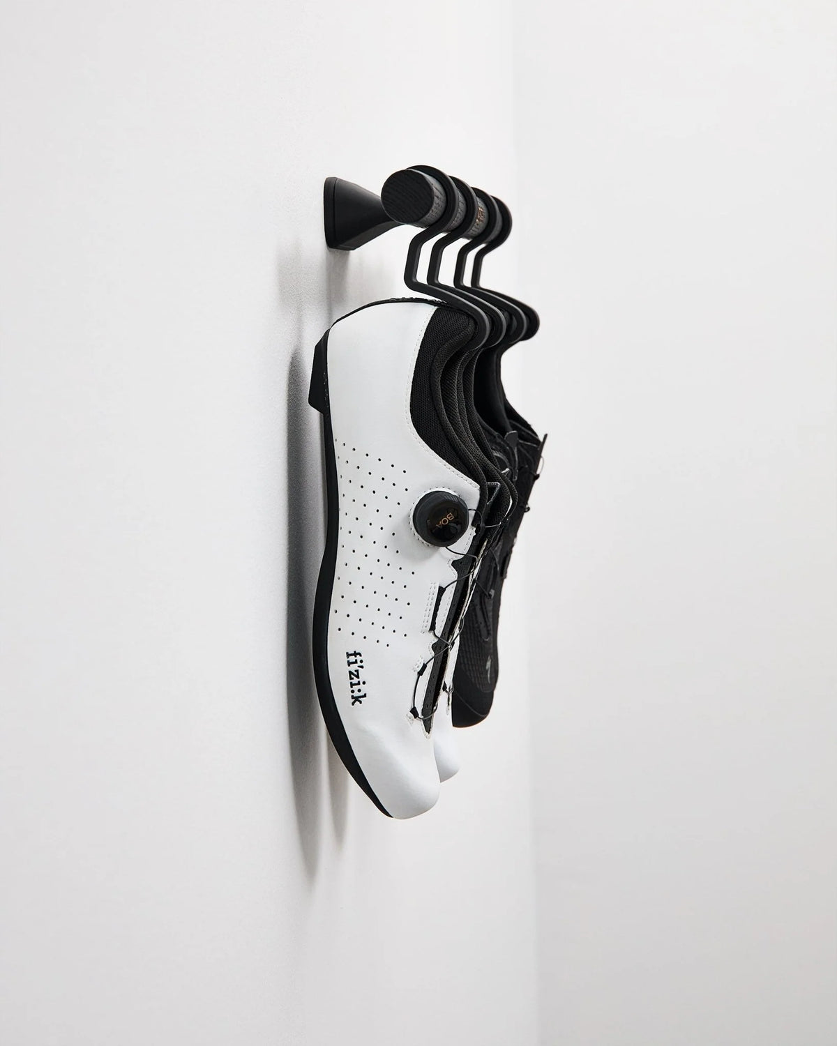 マットブラックの Short Bar C に白と黒のサイクルシューズ2ペアを重ねて掛けた側面アングル
