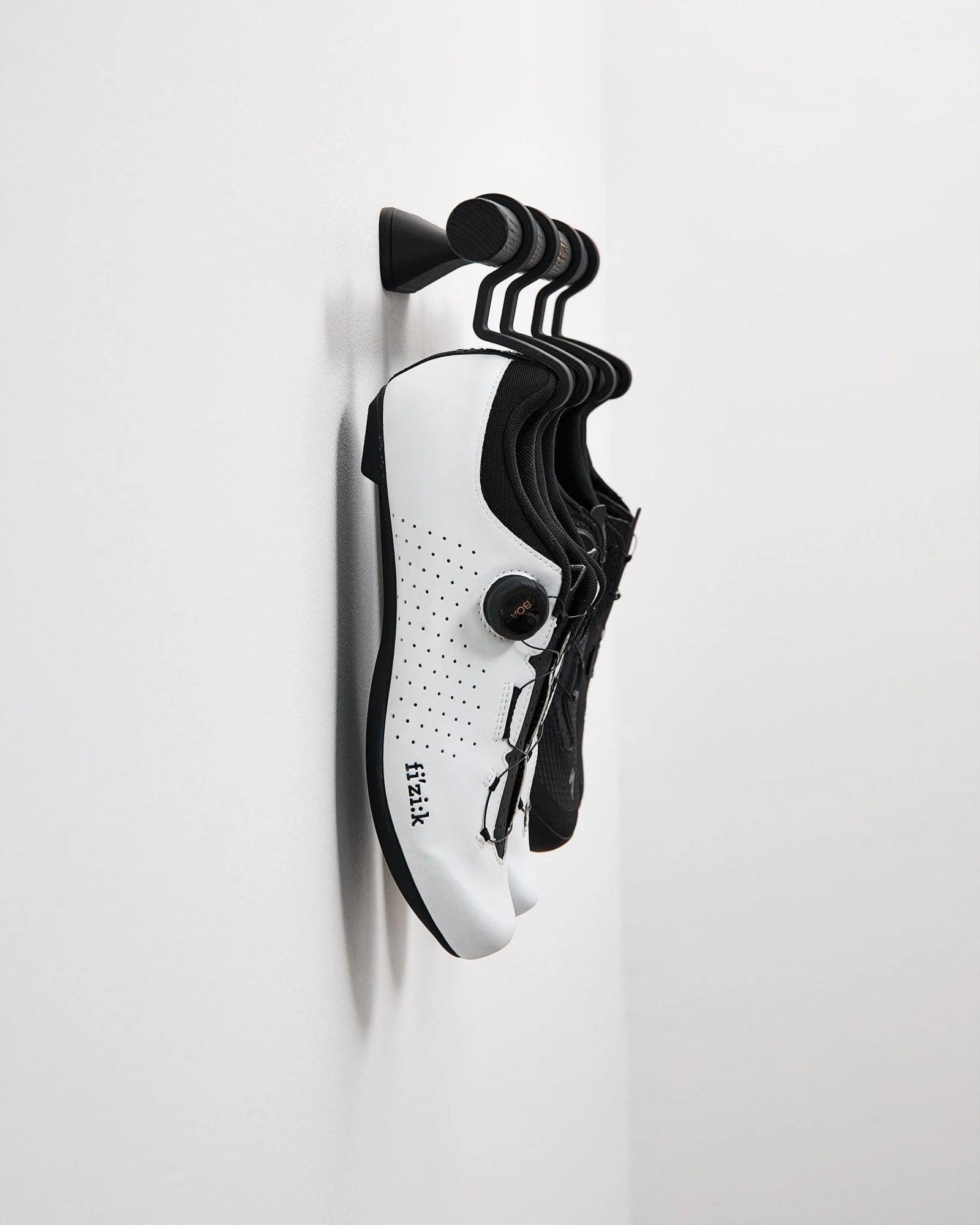 マットブラックの TONS Short Bar C に白と黒のサイクルシューズ2ペアを掛けた正面カット