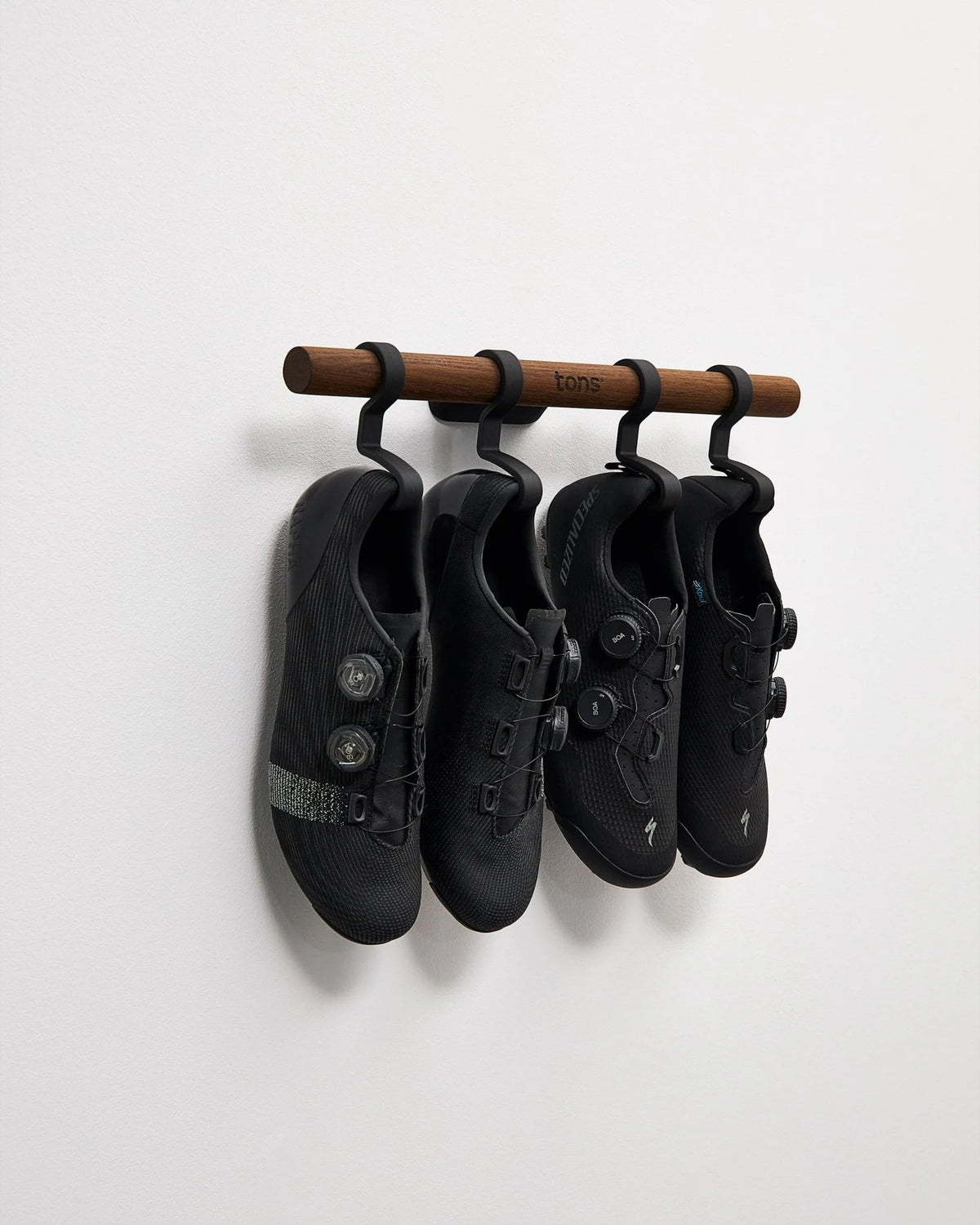 スモークドオークの TONS Short Bar C に黒いサイクルシューズ2ペアを掛けた斜め前方カット