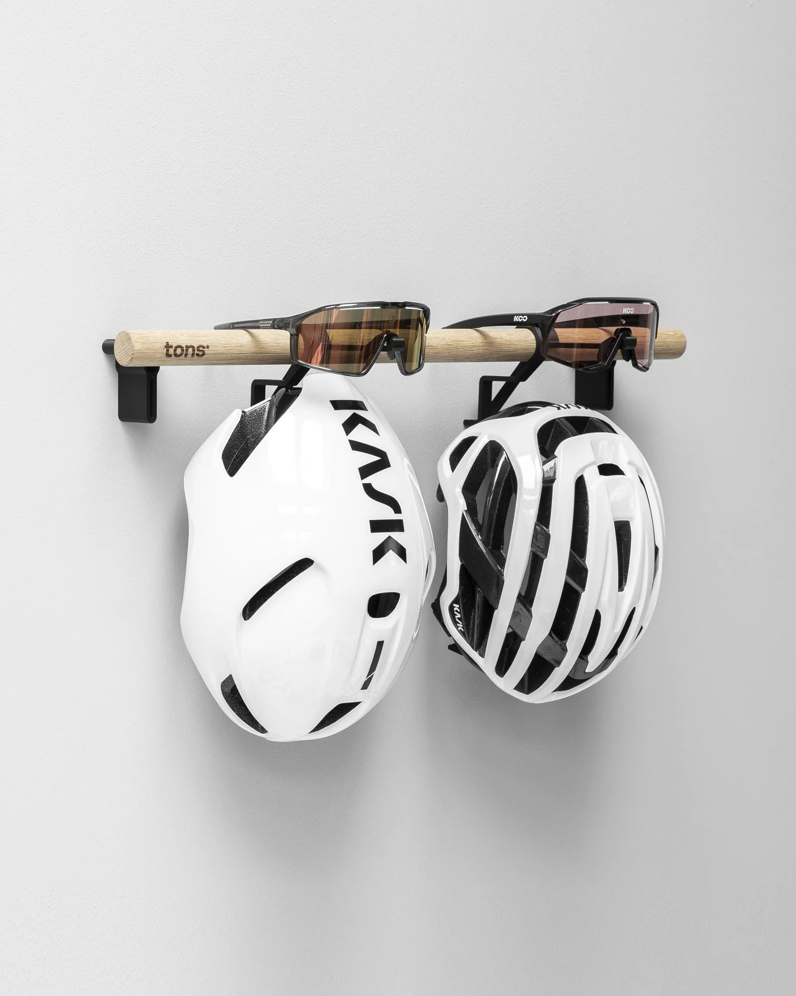 TONS Bar B｜自転車ヘルメット2個＆サングラス2本収納に最適な壁掛けラック｜トライアスリート＆ロードバイク乗りに最適 | CYCLISM