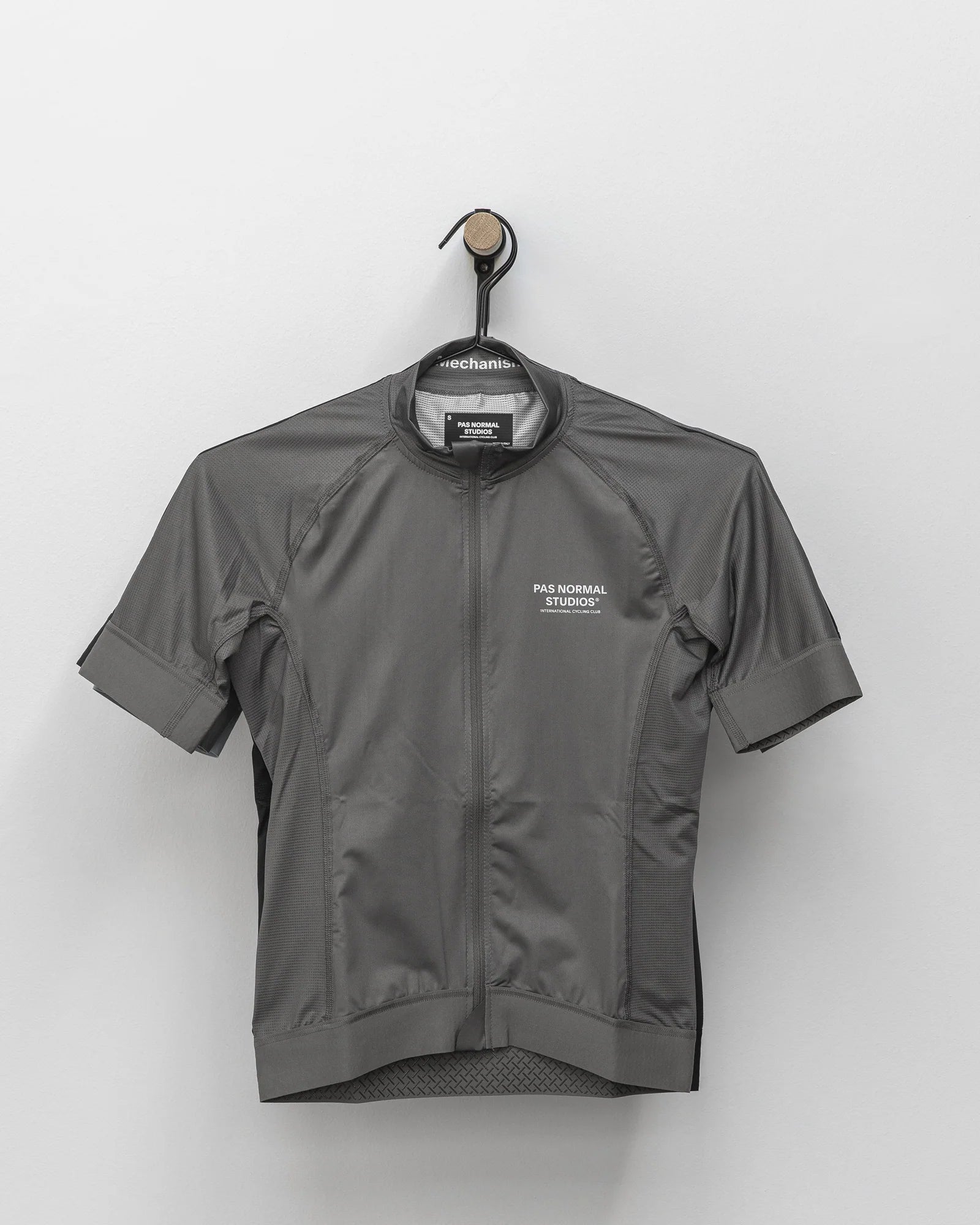 TONS ジャージハンガー｜最大9着収納・北欧デザインのサイクルジャージラック | CYCLISM