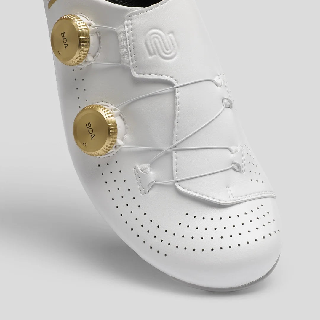 Nimbl ULTIMATE GLIDE White & Gold サイクリングシューズ | 高性能・軽量・カーボンシャーシ | CYCLISM