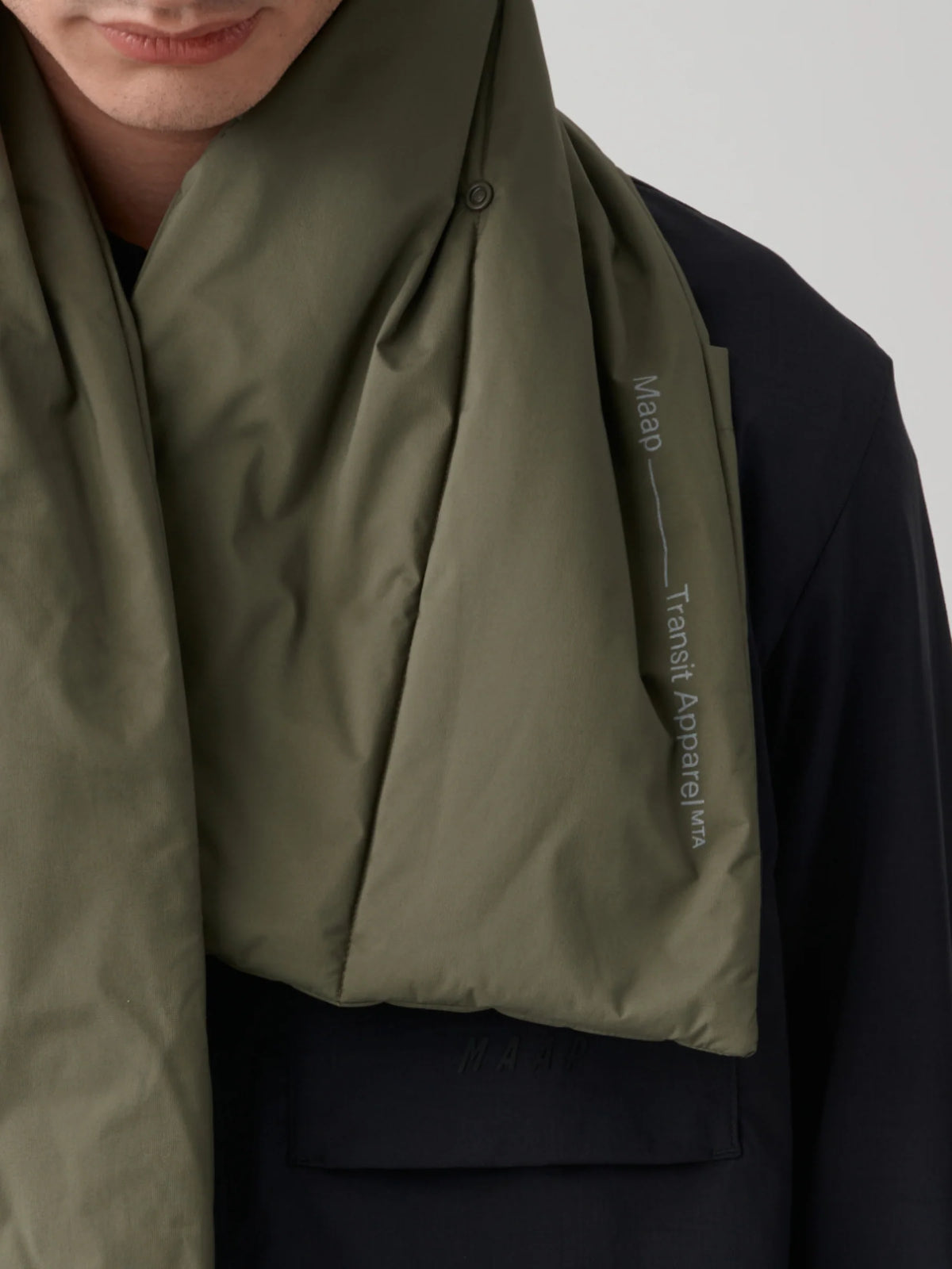 MAAP Puffer スカーフ オリーブ | 軽量・撥水・保温 PrimaLoft® 冬用サイクルスカーフ | CYCLISM