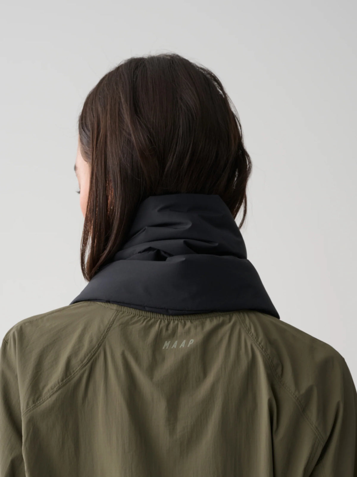 MAAP Puffer スカーフ ブラック | 軽量・撥水・保温 PrimaLoft® 冬用サイクルスカーフ | CYCLISM