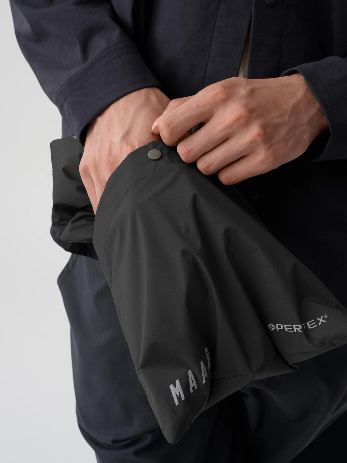 MAAP Puffer スカーフ ブラック | 軽量・撥水・保温 PrimaLoft® 冬用サイクルスカーフ | CYCLISM