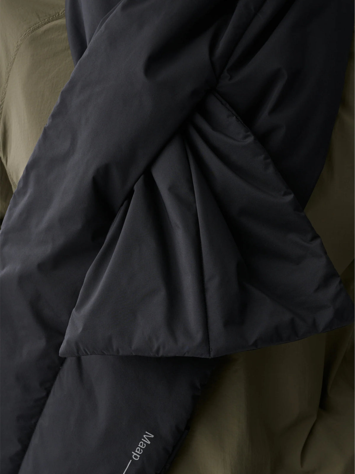 MAAP Puffer スカーフ ブラック | 軽量・撥水・保温 PrimaLoft® 冬用サイクルスカーフ | CYCLISM