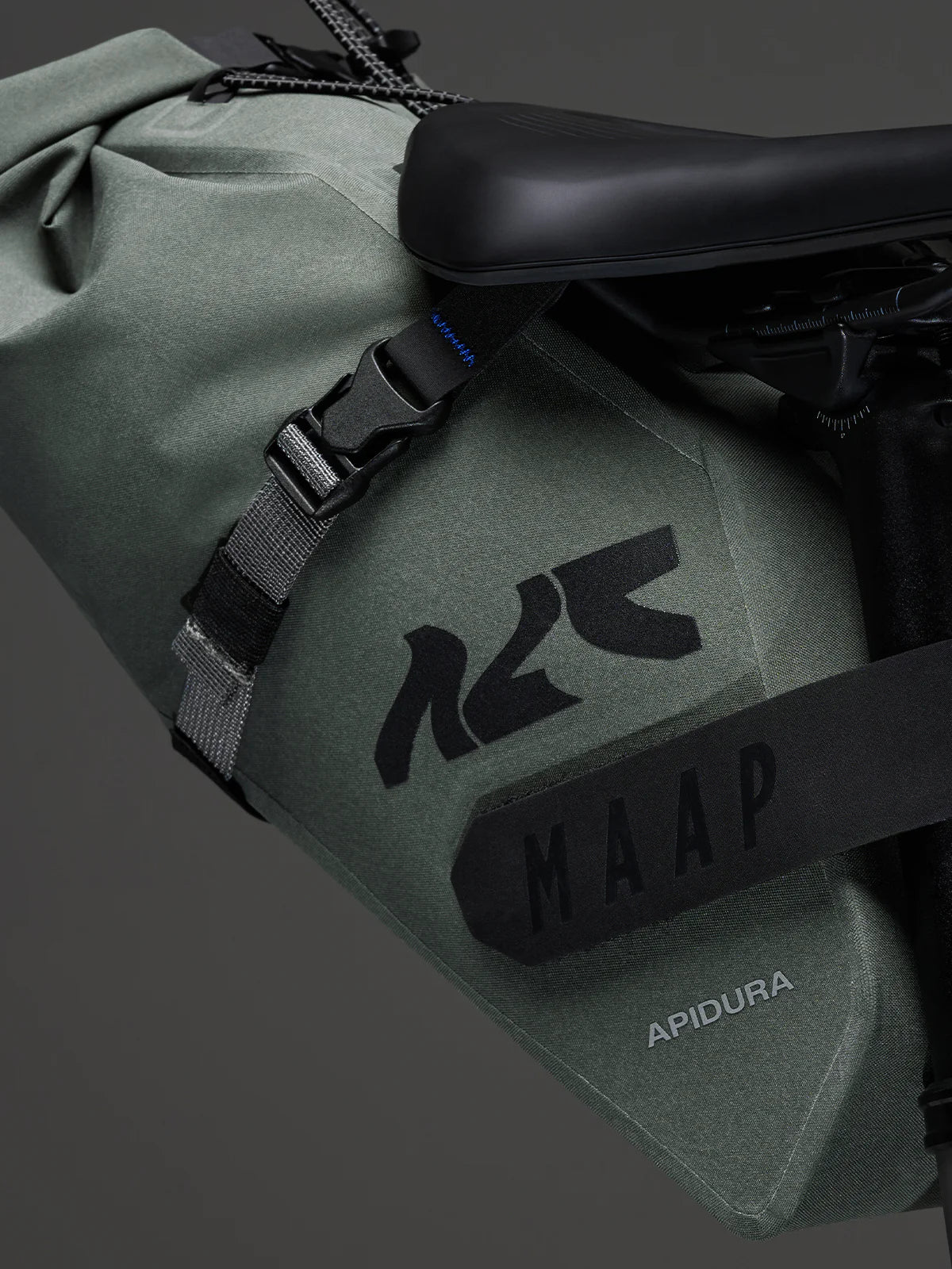 MAAP x Apidura サドルパック | 防水・軽量・7L容量 | CYCLISM