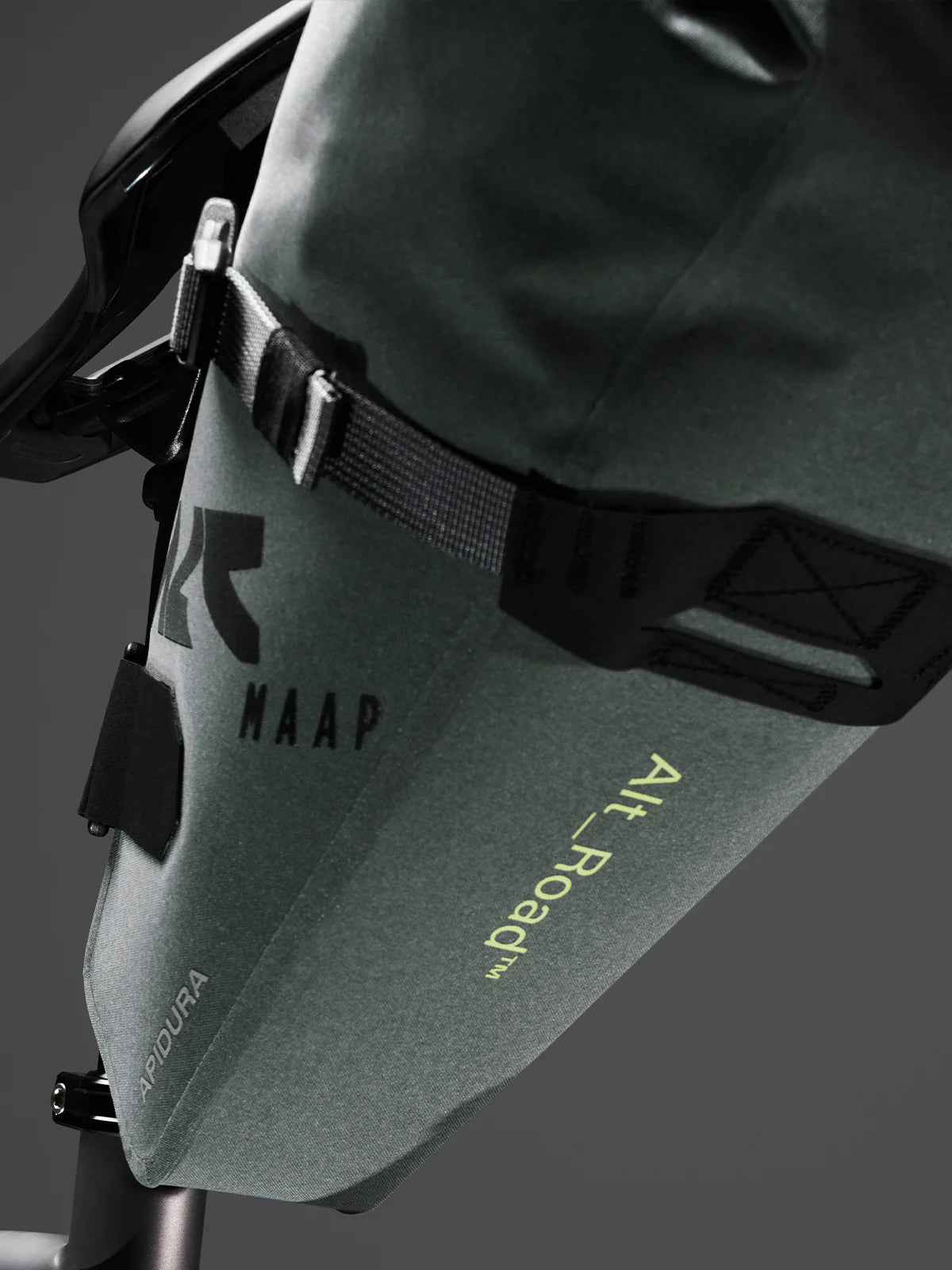 MAAP x Apidura サドルパック | 防水・軽量・7L容量 | CYCLISM MAAP x Apidura サドルパック | 防水・軽量・7L容量 | CYCLISM