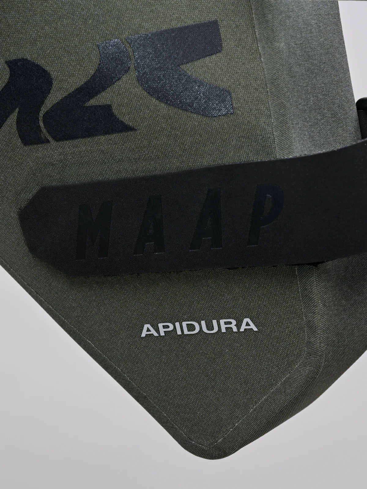 MAAP x Apidura サドルパック | 防水・軽量・7L容量 | CYCLISM