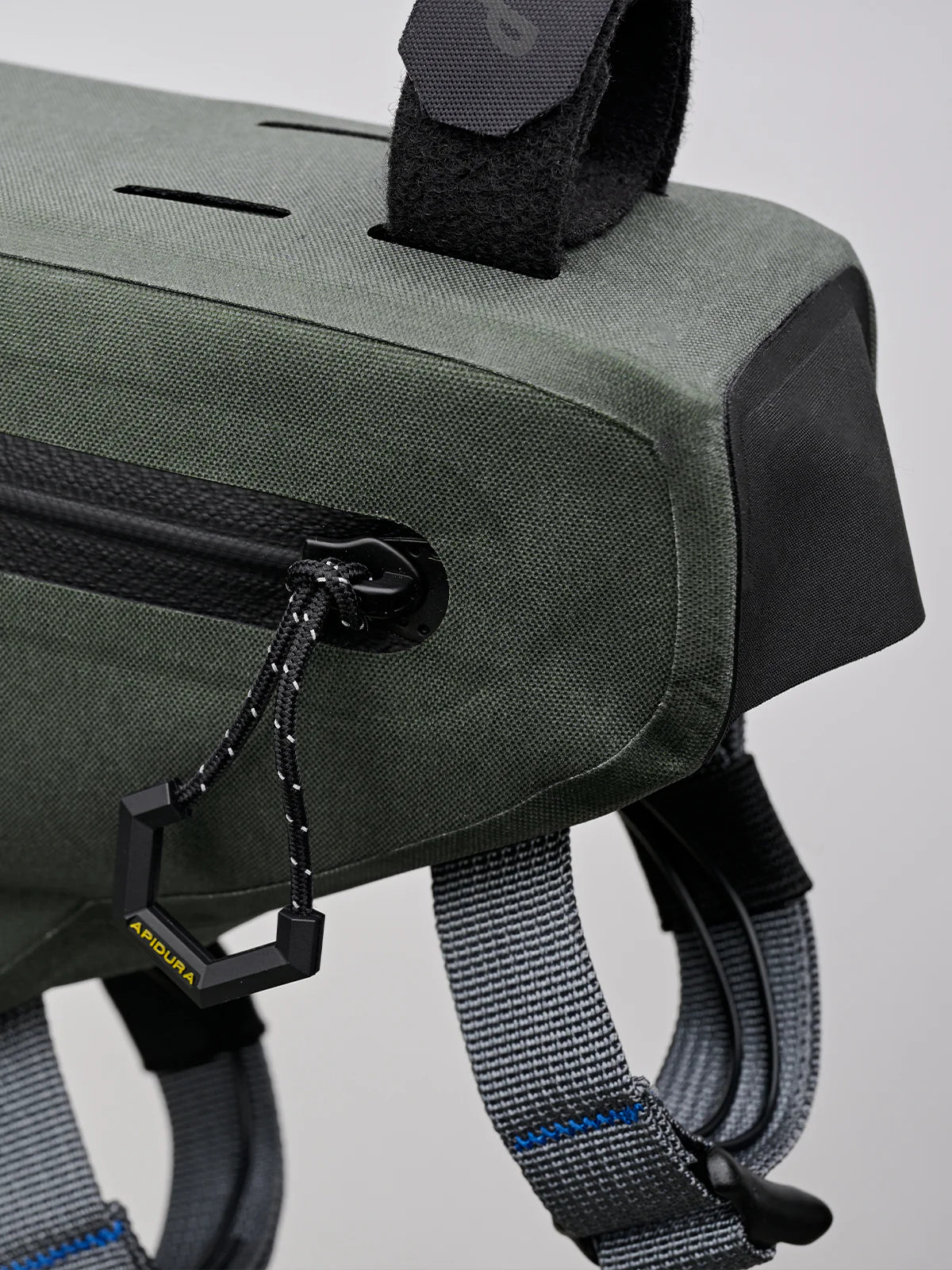 APIDURA 車体装着バッグ 防水 黒・グレー MAAP x Apidura 4L フレームパック | 90g ・防水・軽量・耐久性