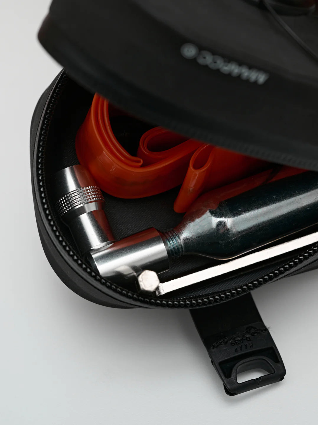 MAAP Shield Saddle Bag Large Black｜防水サドルバッグ・ダイヤル固定・軽量61g｜CYCLISM