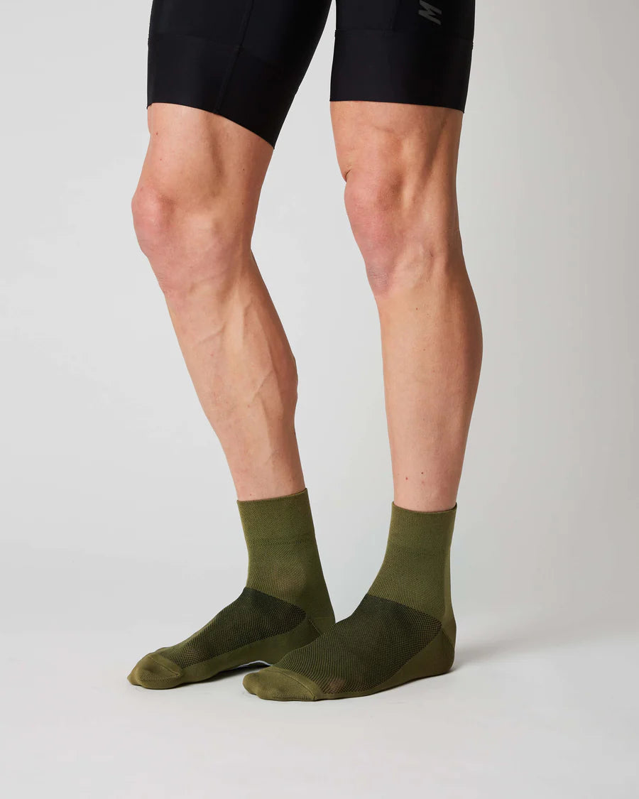 高性能サイクリングソックス | FINGERSCROSSED Mid High Olive - スポーツ＆カジュアル向け | CYCLISM