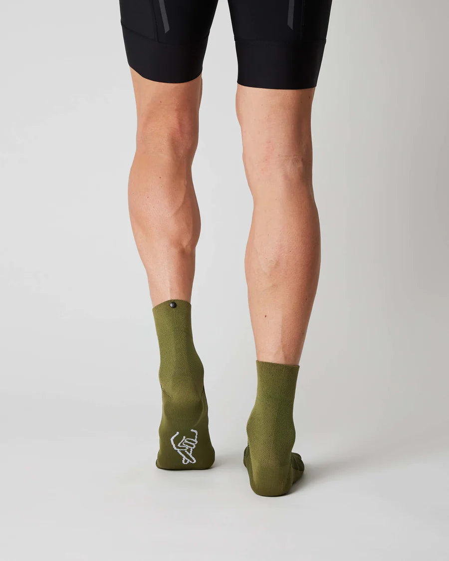 高性能サイクリングソックス | FINGERSCROSSED Mid High Olive - スポーツ＆カジュアル向け | CYCLISM
