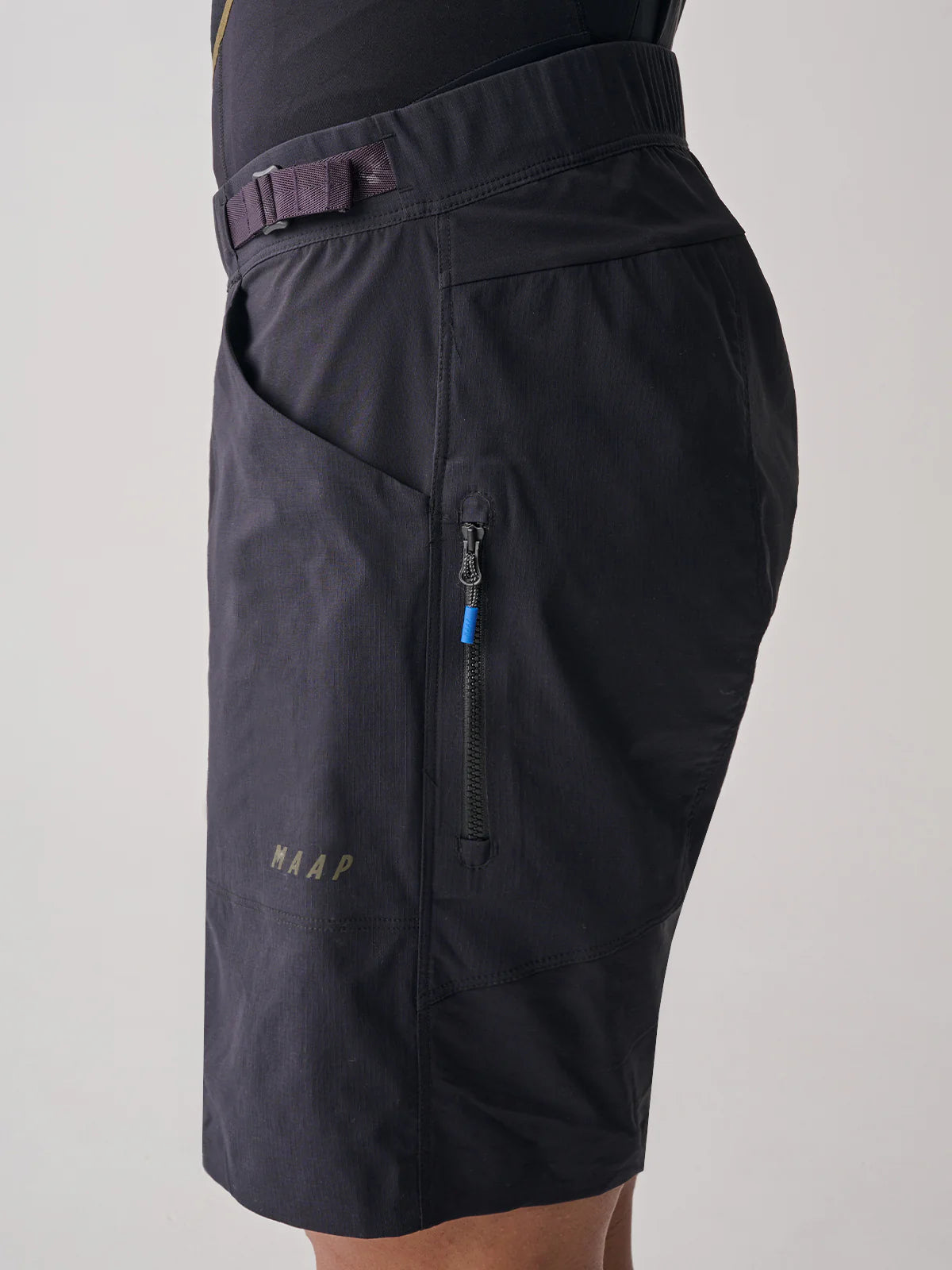 MAAP Alt_Road Overshorts Black | 快適で多用途なオフグリッドアドベンチャーウェア | CYCLISM