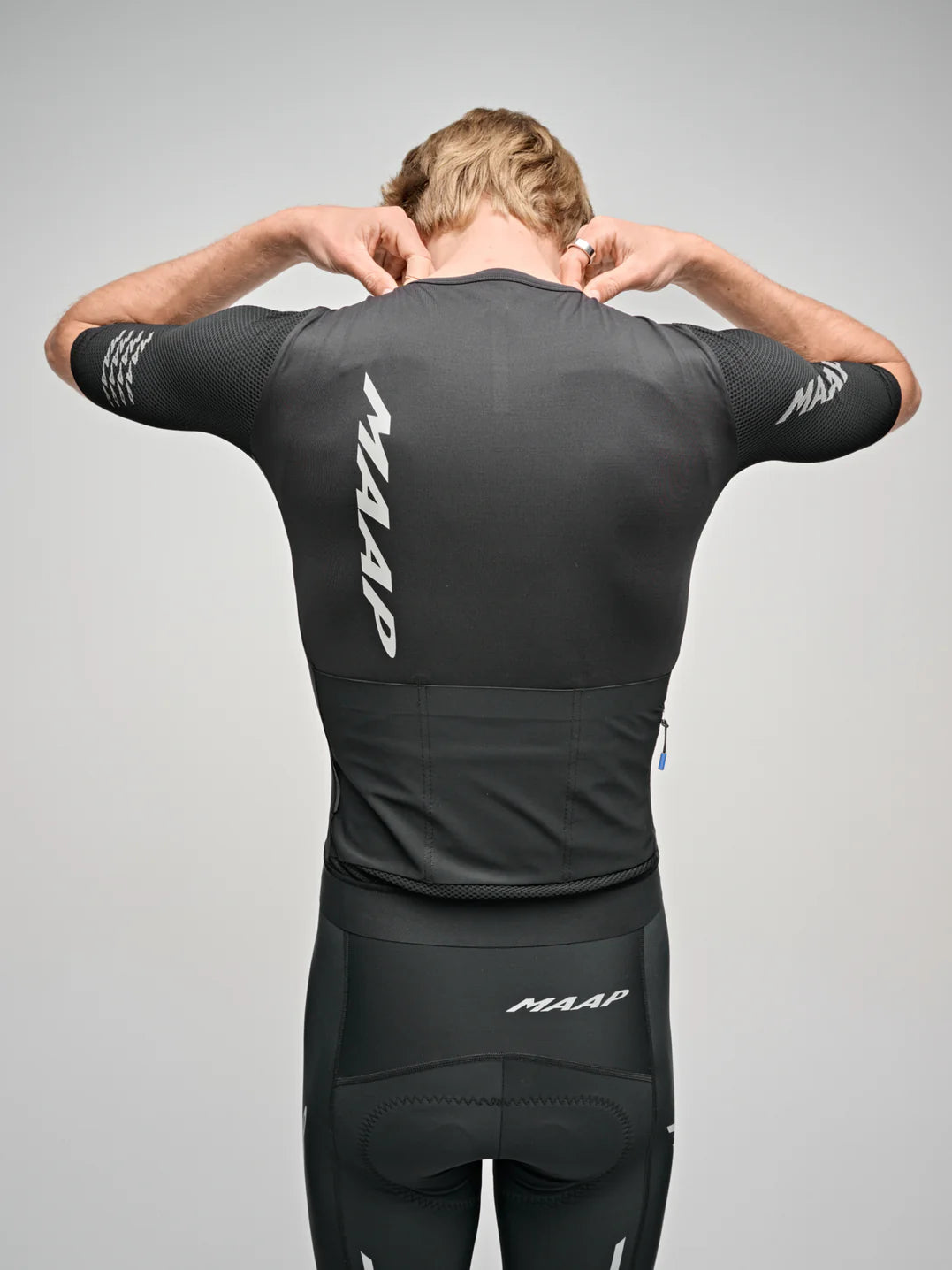 MAAP Emerge Jersey Black｜Evade 後継・高通気レースフィット｜夏用サイクルジャージ｜CYCLISM