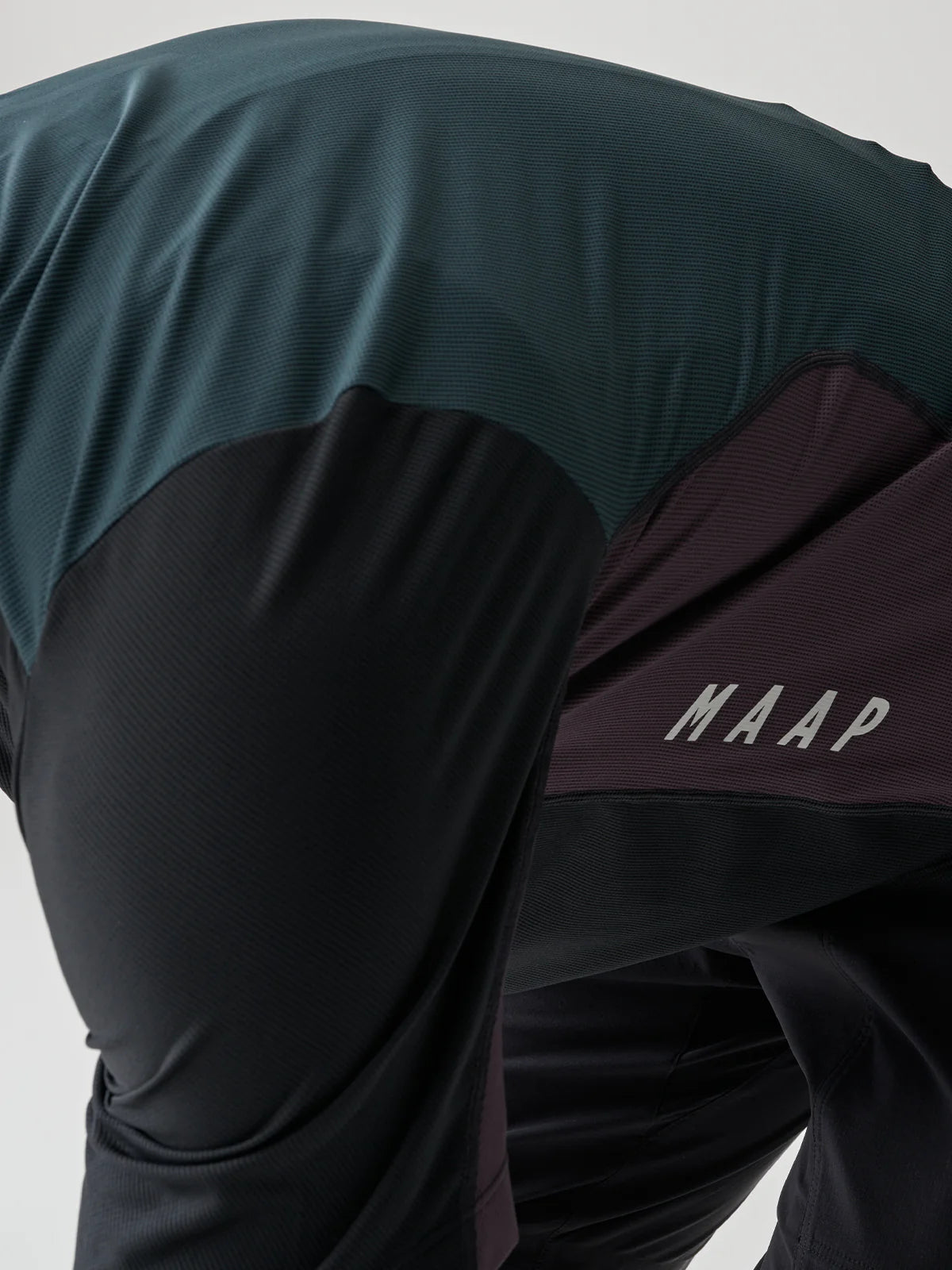 MAAP Alt_Road Zip Tee Black | 多用途で快適なアドベンチャーウェアサイクルTシャツ | CYCLISM