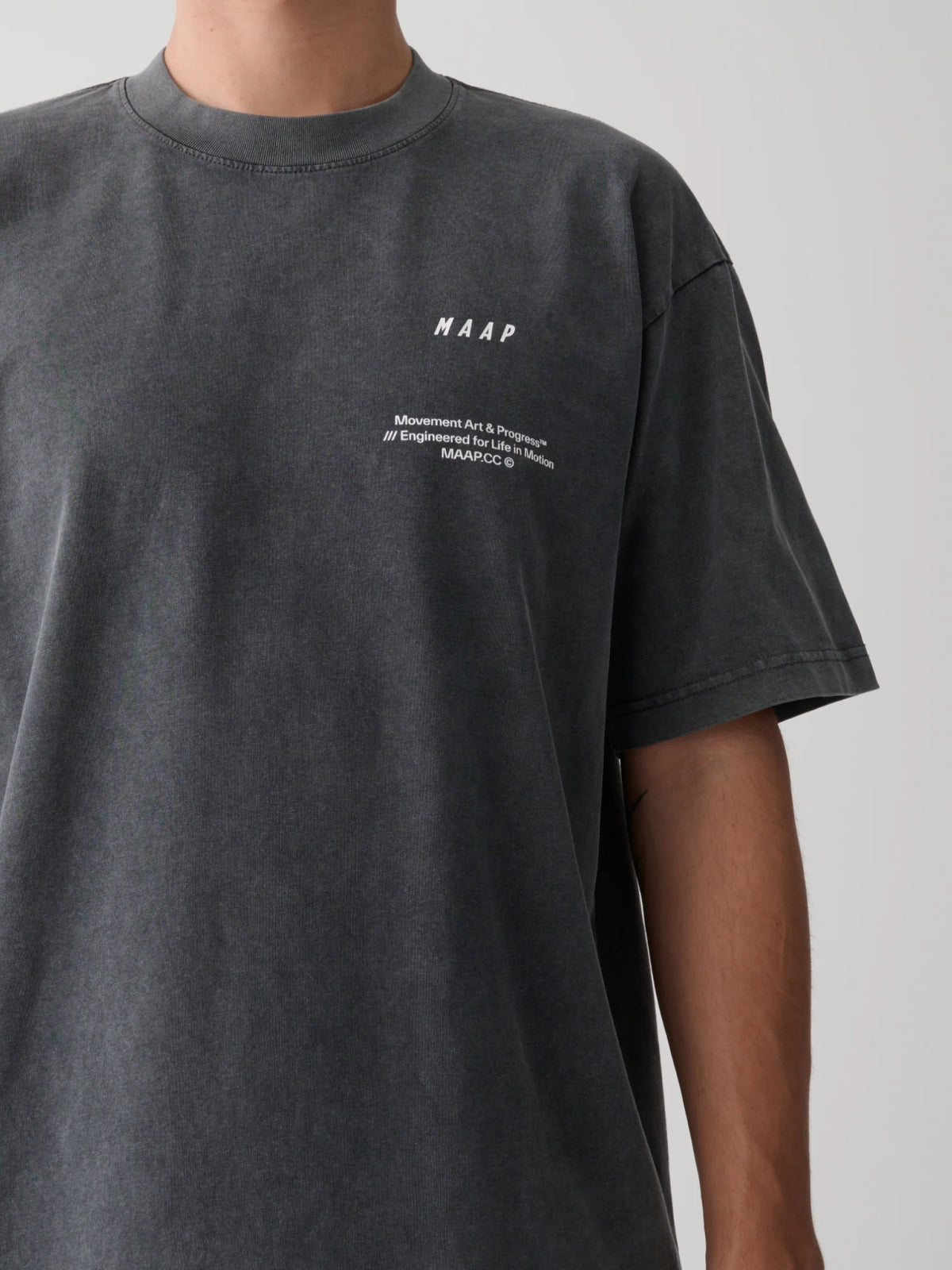 MAAP Essentials Print Tシャツ ブラック｜メンズ オーガニックコットンTシャツ 自転車ライフにも | CYCLISM