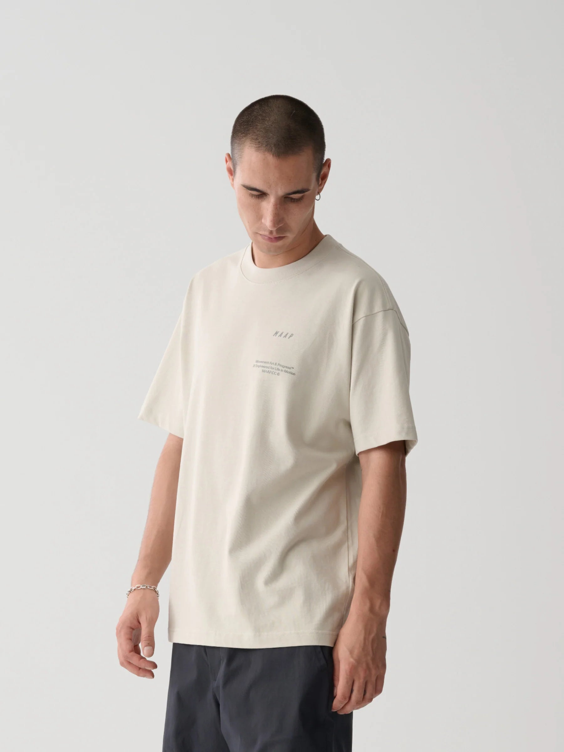 MAAP Essentials Print Tシャツ フォグ｜メンズ オーガニックコットンTシャツ 自転車ライフにも | CYCLISM