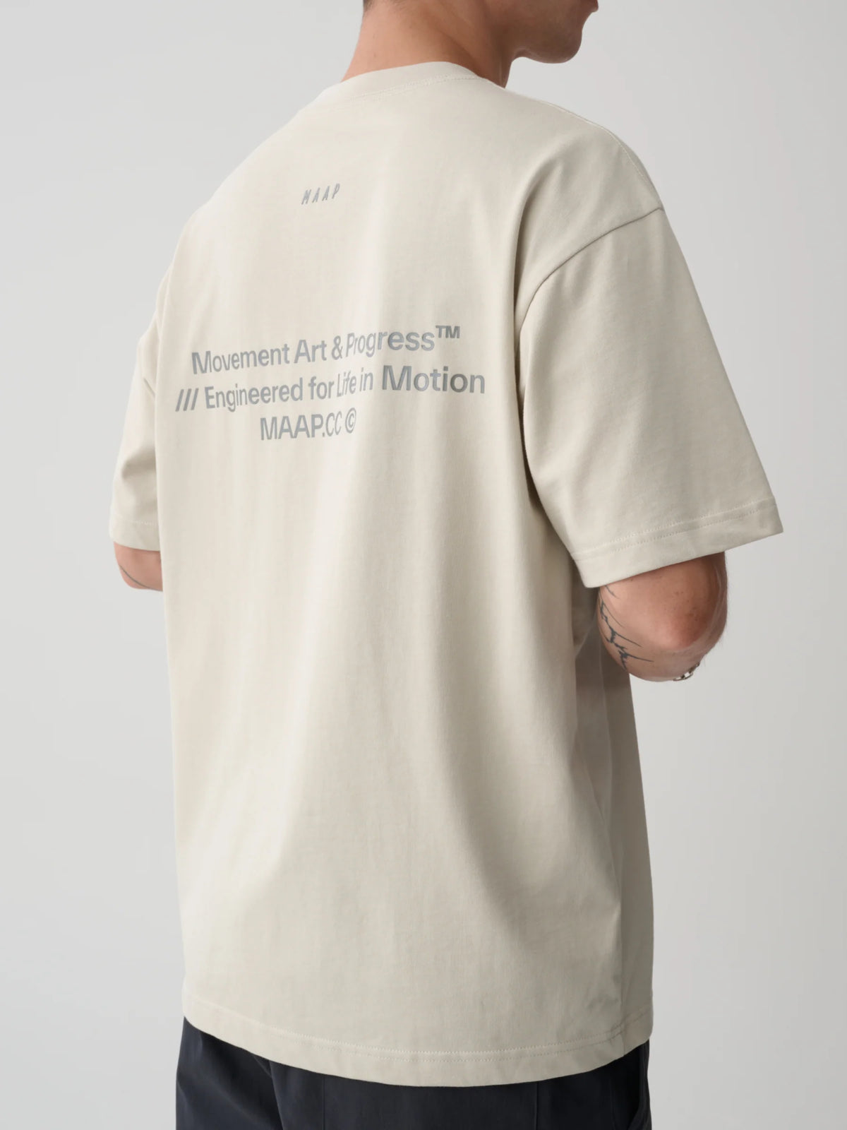 MAAP Essentials Print Tシャツ フォグ｜メンズ オーガニックコットンTシャツ 自転車ライフにも | CYCLISM