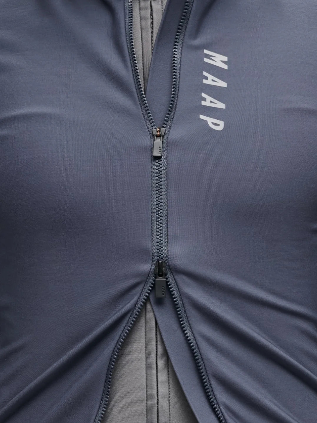 MAAP Team Thermal Vest Carbon Blue 防寒サイクリングベスト｜CYCLISM