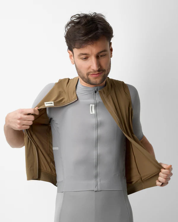 FINGERSCROSSED #ROAD Wind Vest Men Walnut（ライトブラウン）|  メンズ サイクル ウィンドベスト