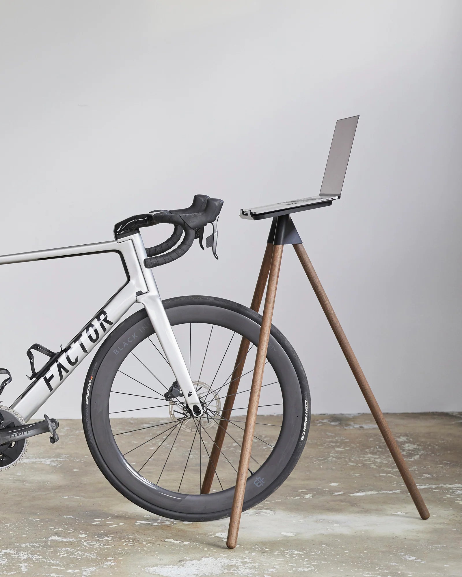 TONS インドアサイクルトレーナー用ノートパソコンスタンド | サステナブルやおしゃれな北欧デザイン | CYCLISM