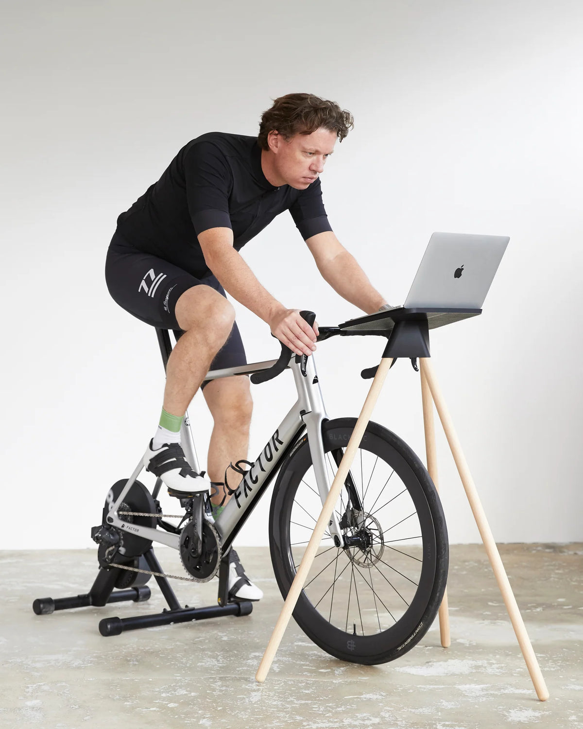 TONS インドアサイクルトレーナー用ノートパソコンスタンド | サステナブルやおしゃれな北欧デザイン | CYCLISM