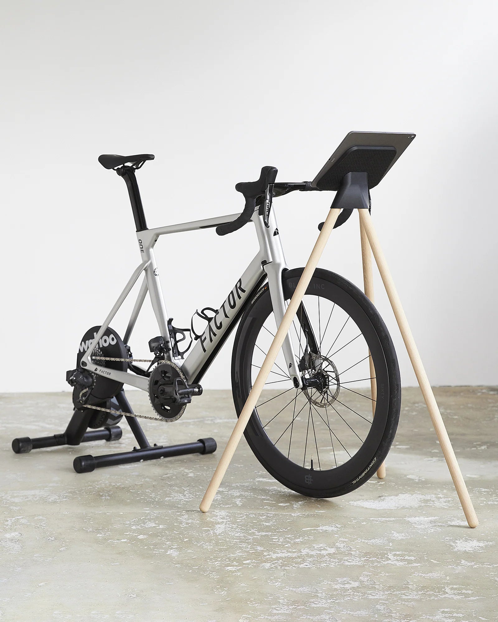 TONS インドアサイクルトレーナー用iPad・タブレットスタンド | サステナブルやおしゃれな北欧デザイン | CYCLISM
