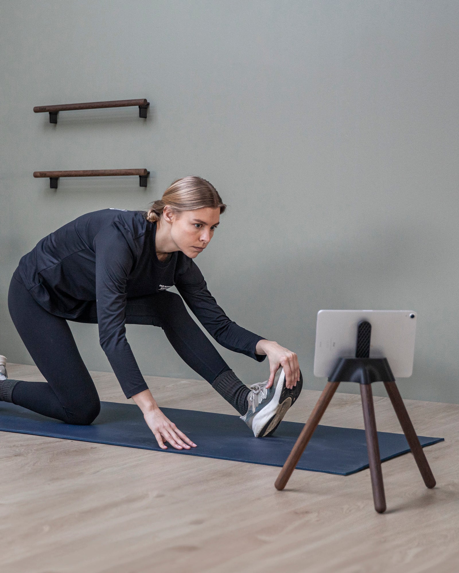 TONS Core iPad・タブレットスタンド | フィットネス・ヨガ・ピラティスに最適な北欧デザイン | CYCLISM