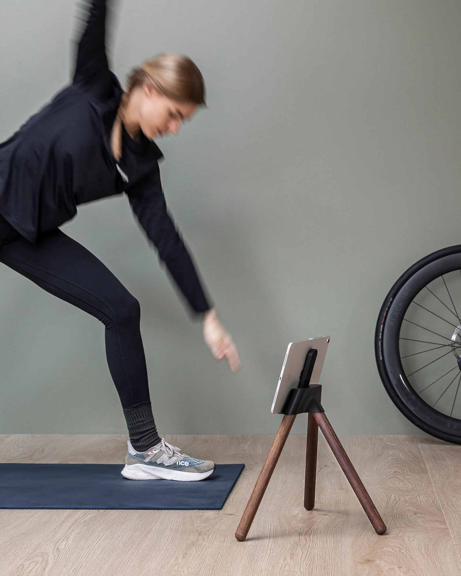 TONS Core iPad・タブレットスタンド | フィットネス・ヨガ・ピラティスに最適な北欧デザイン | CYCLISM