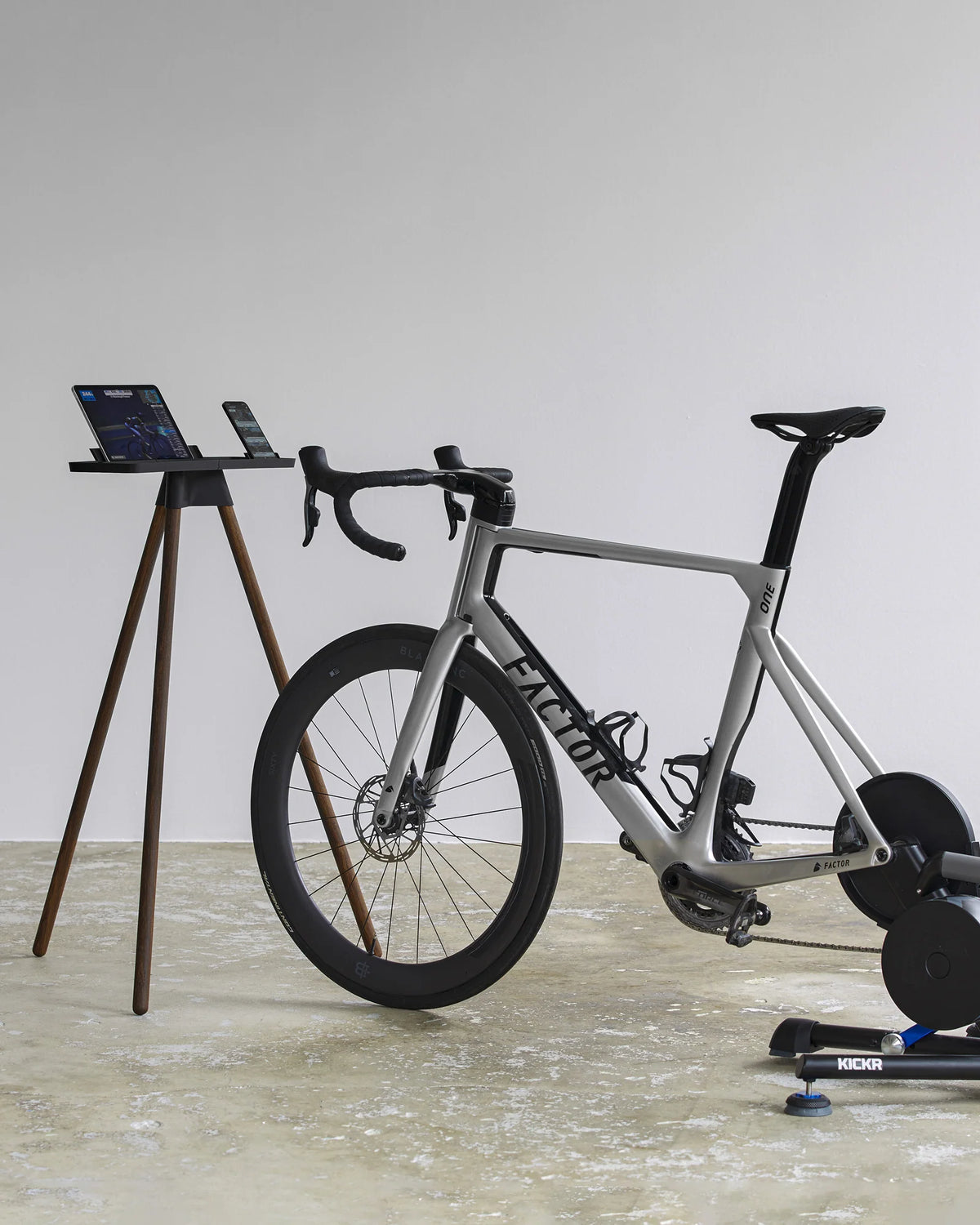 TONS インドアサイクルトレーナー用iPad・タブレットスタンド | サステナブルやおしゃれな北欧デザイン | CYCLISM
