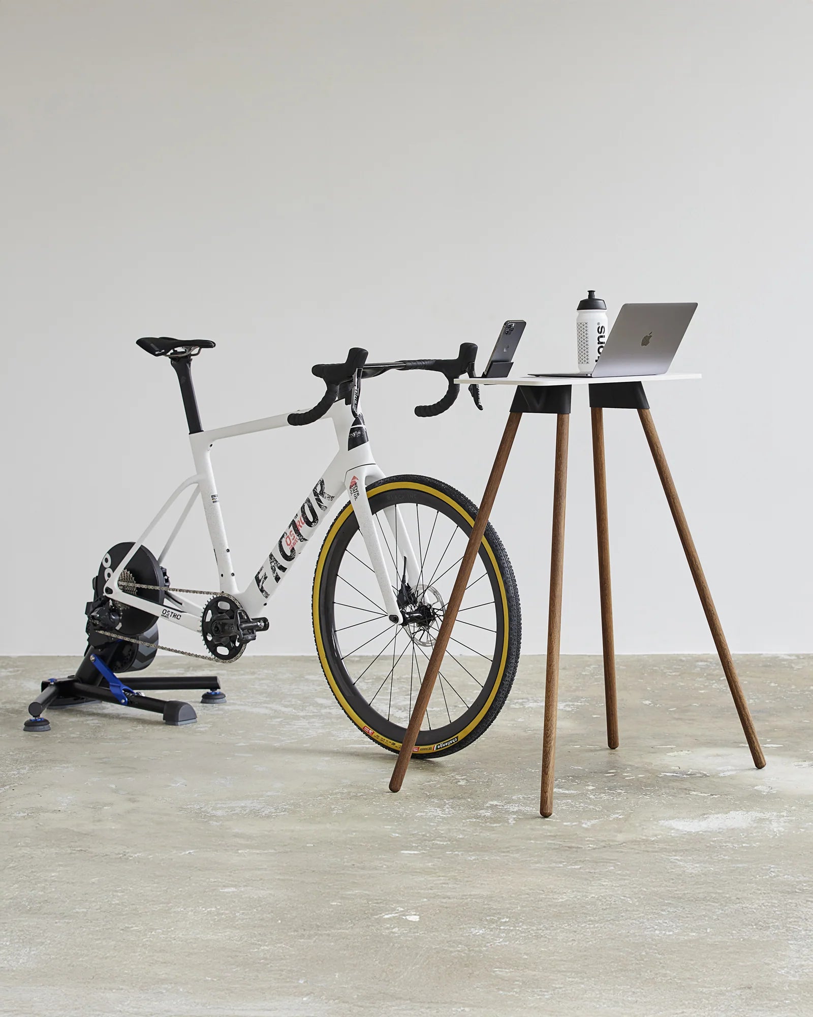 TONS インドアサイクルトレーナー用クラシックノートパソコンスタンド | サステナブルやおしゃれな北欧デザイン | CYCLISM