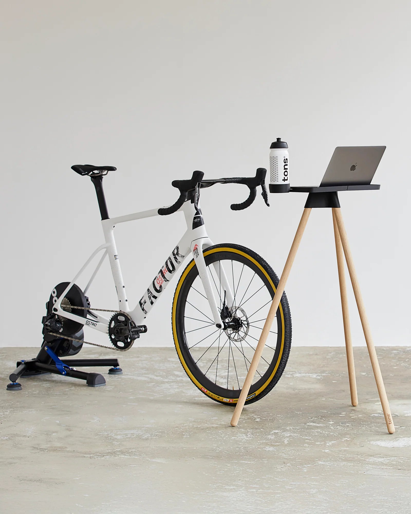 TONS インドアサイクルトレーナー用ノートパソコンスタンド | サステナブルやおしゃれな北欧デザイン | CYCLISM