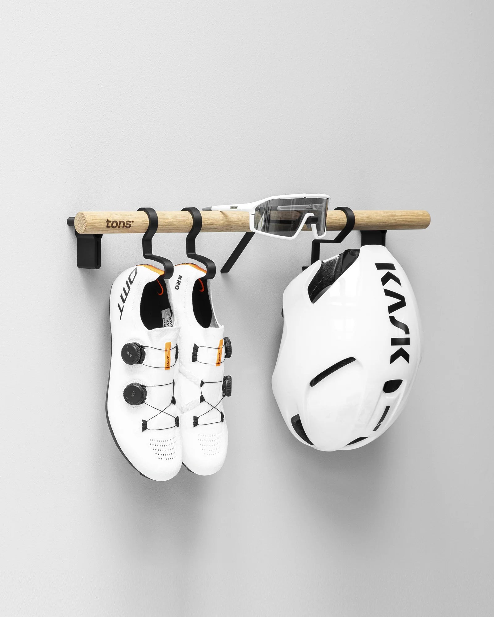 TONS Bar A｜シューズ、自転車ヘルメット＆サングラス収納に最適な壁掛けラック｜トライアスリート＆ロードバイク乗りに最適 | CYCLISM
