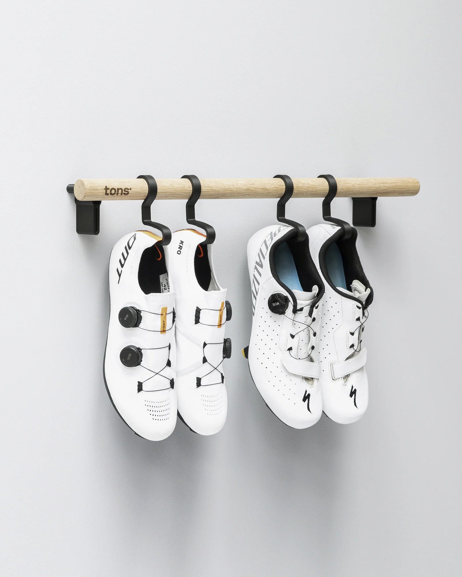 TONS Bar C｜サイクルシューズ2促収納に最適な壁掛けラック｜トライアスリート＆ロードバイク乗りに最適 | CYCLISM