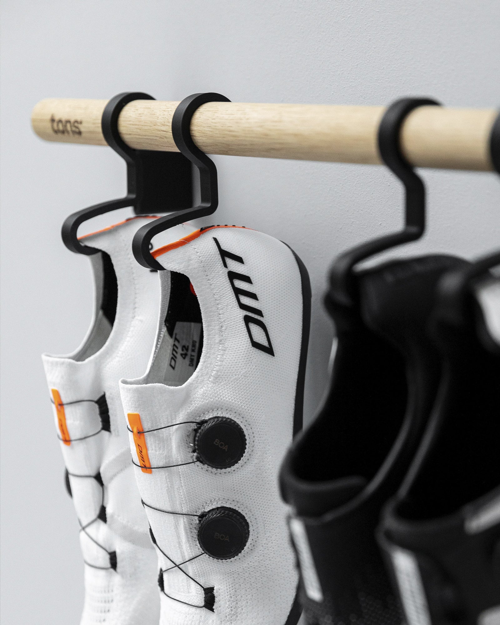 TONS Bar C｜サイクルシューズ2促収納に最適な壁掛けラック｜トライアスリート＆ロードバイク乗りに最適 | CYCLISM