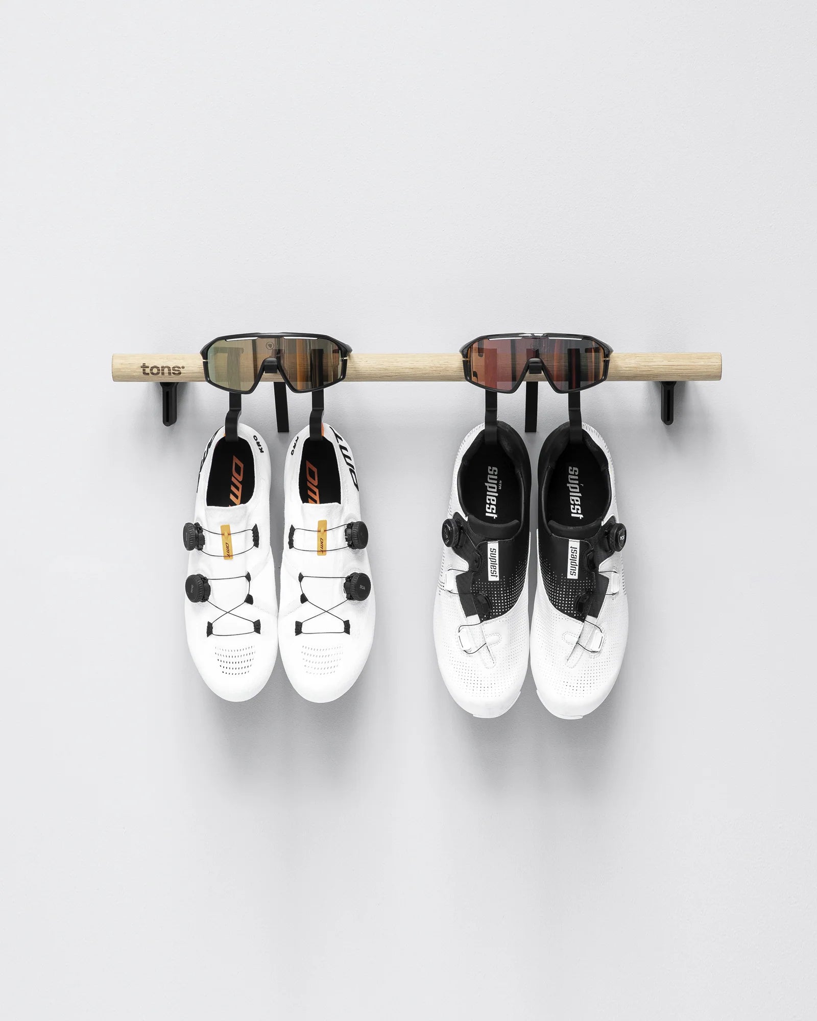 TONS Bar E｜サングラス2本とシューズ2促収納に最適な壁掛けラック｜トライアスリート＆ロードバイク乗りに最適 | CYCLISM