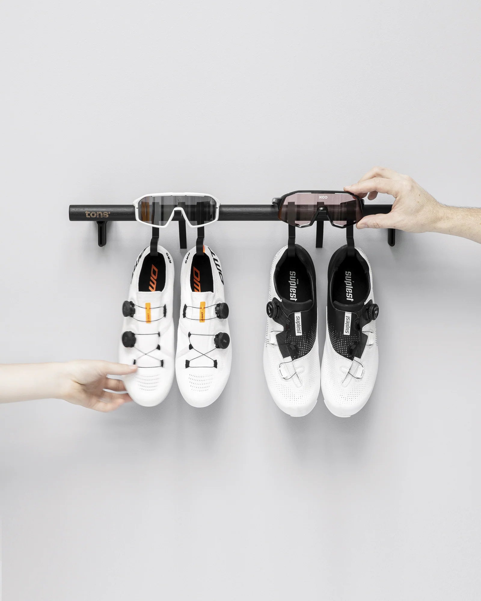 TONS Bar E｜サングラス2本とシューズ2促収納に最適な壁掛けラック｜トライアスリート＆ロードバイク乗りに最適 | CYCLISM