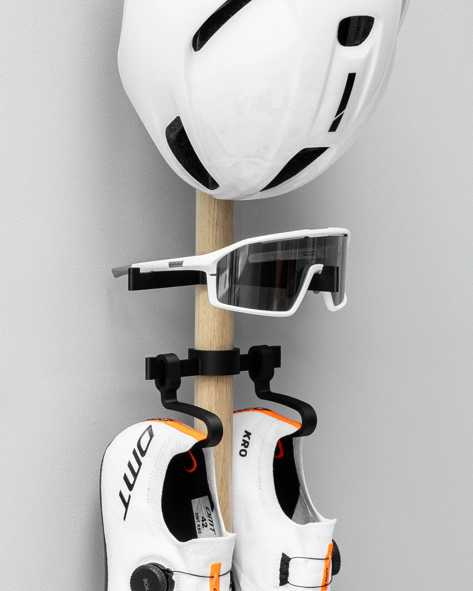 TONS Rack A｜おしゃれな壁掛けサイクルギア収納ラック｜トライアスリート＆ロードバイク乗りに最適 | CYCLISM