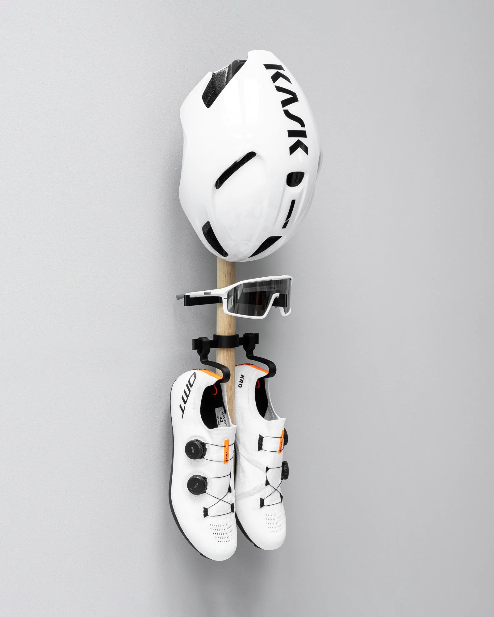 TONS Rack A｜おしゃれな壁掛けサイクルギア収納ラック｜トライアスリート＆ロードバイク乗りに最適 | CYCLISM