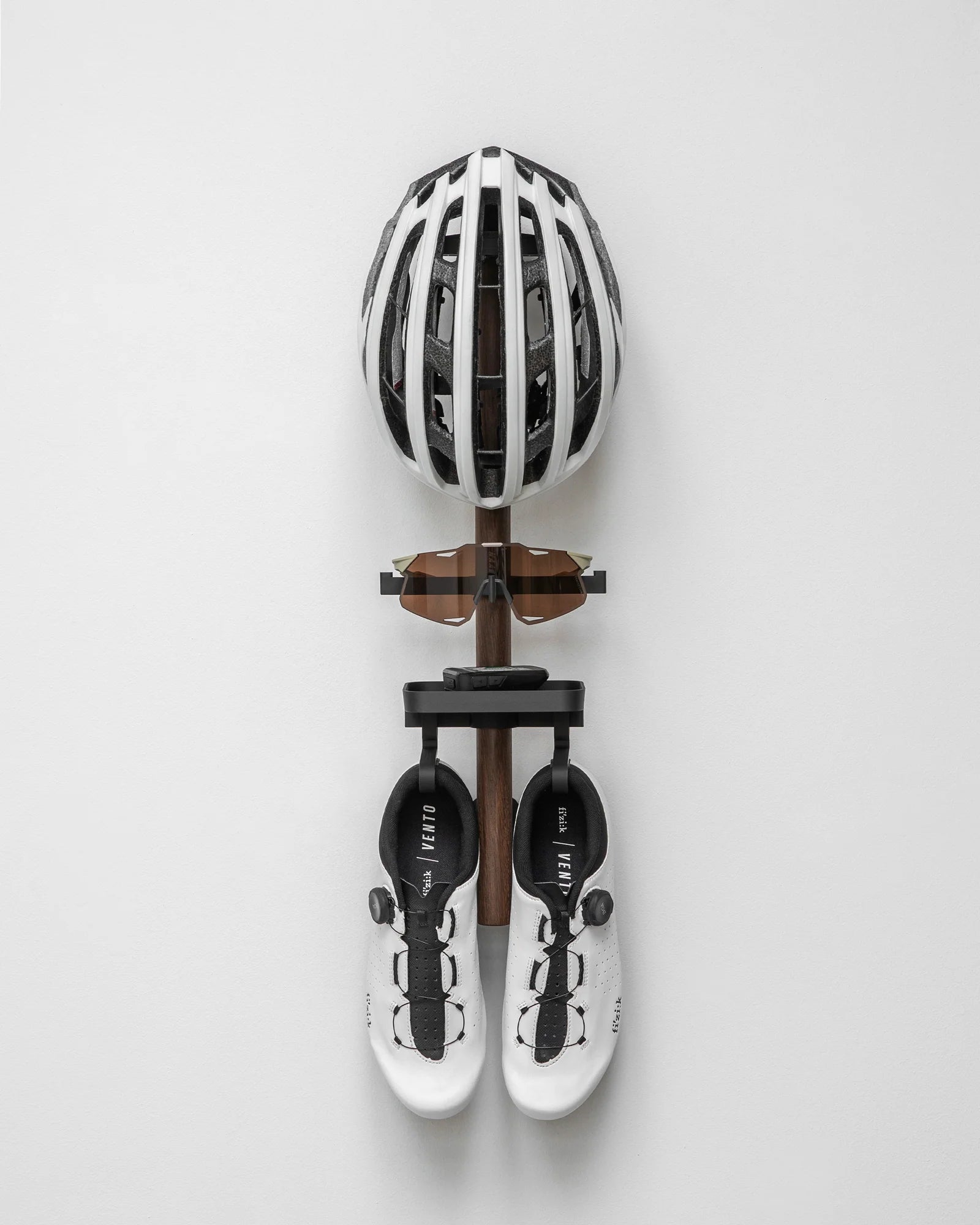TONS Rack｜おしゃれな壁掛けサイクルギア収納ラック｜トライアスリート＆ロードバイク乗りに最適 | CYCLISM