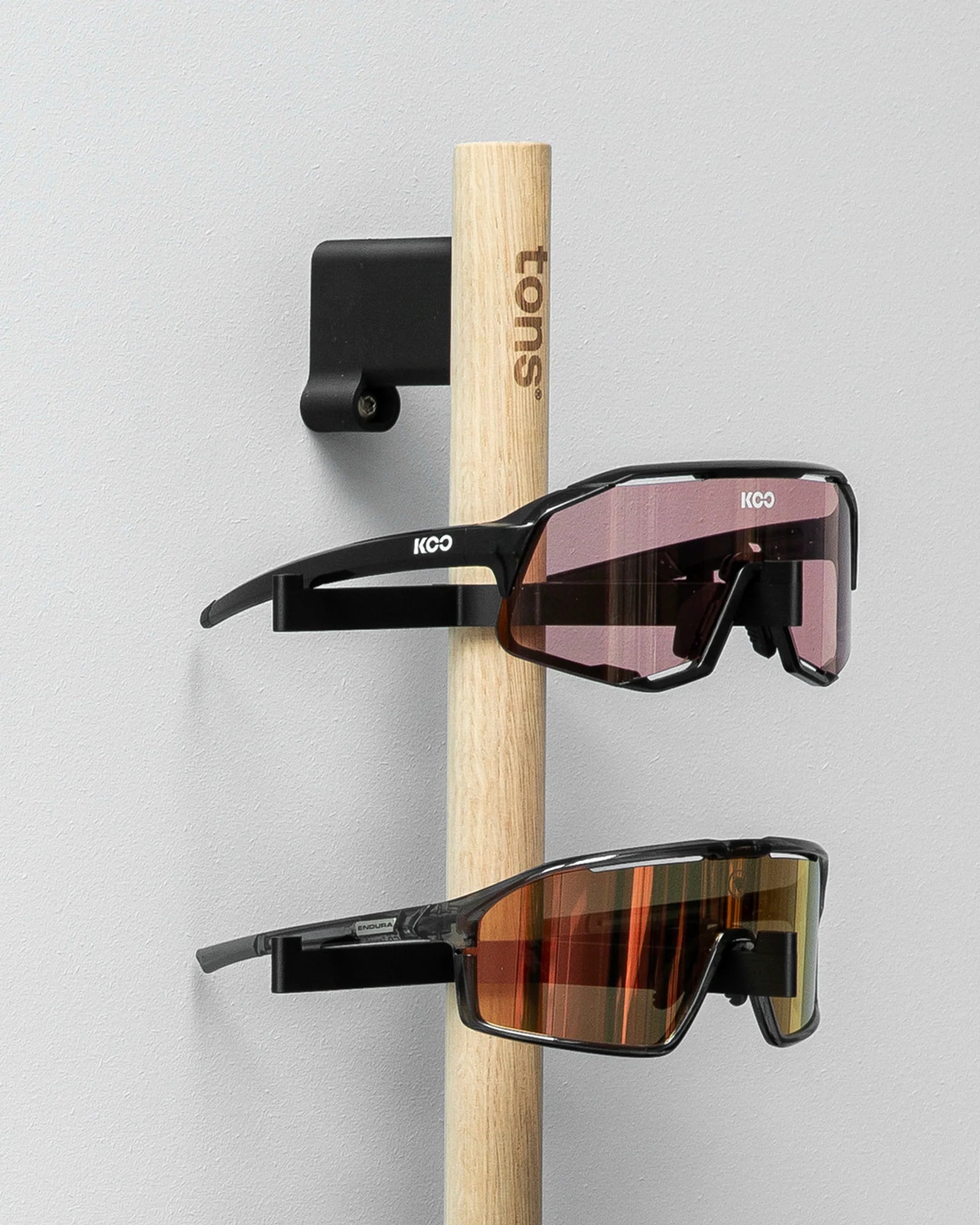 TONS ラック E は、ロードバイクとトライアスリート乗りのための壁掛けサイクルギアラック。5xサングラスを穴あけ不要でスマートに収納できます。北欧調のミニマルなデザインです。