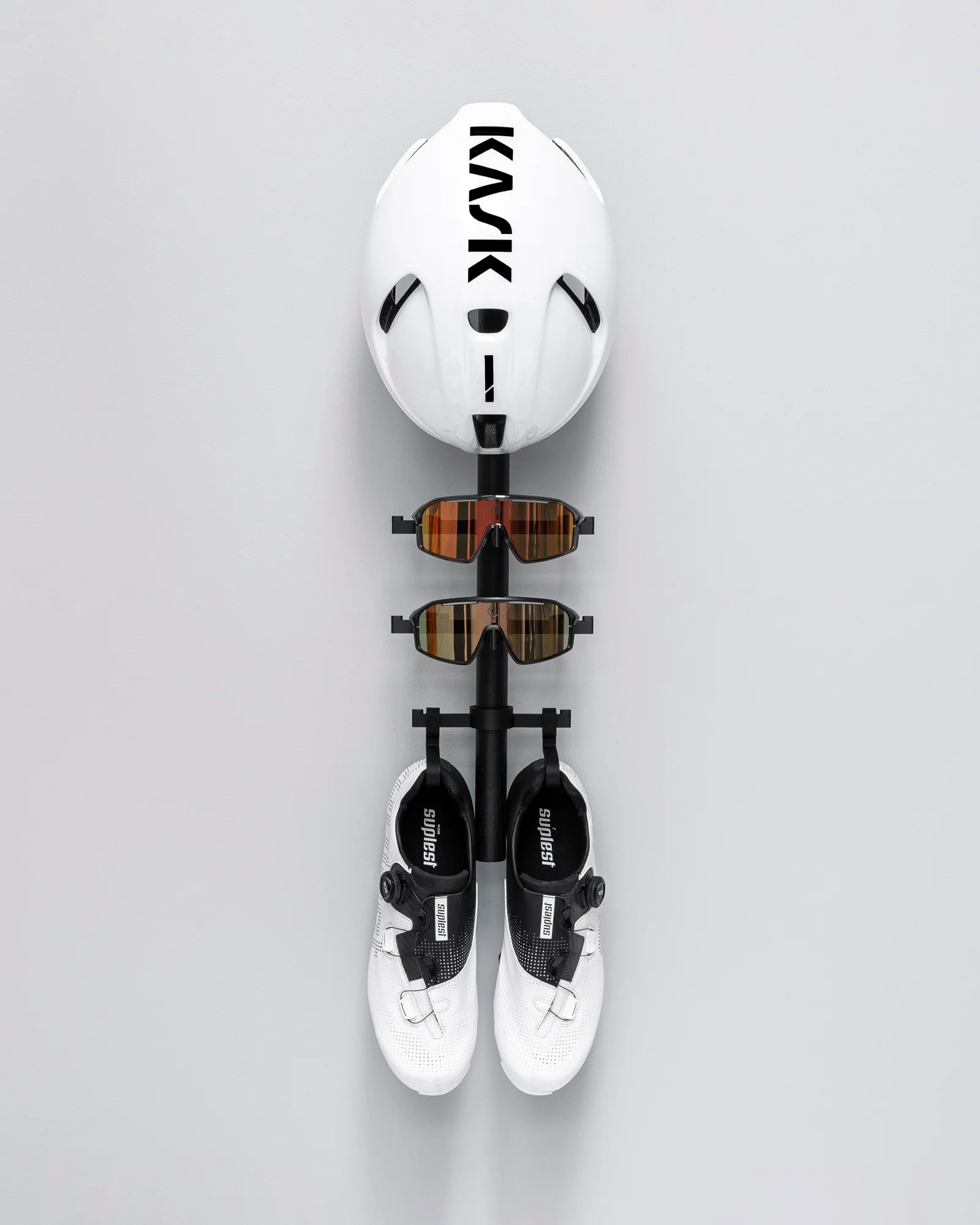 TONS Rack C｜おしゃれな壁掛けサイクルギア収納ラック｜トライアスリート＆ロードバイク乗りに最適 | CYCLISM