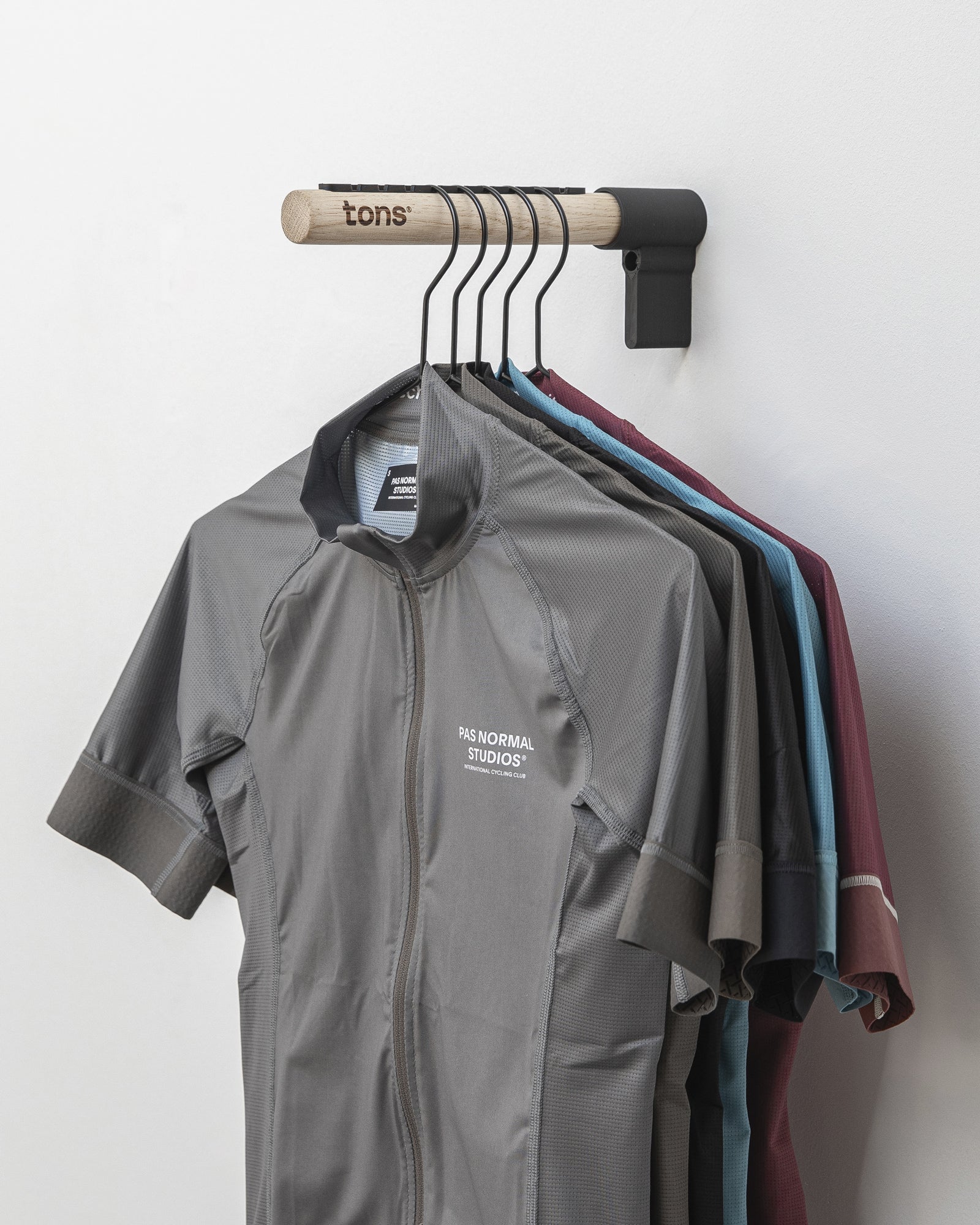 TONS ジャージハンガー｜最大9着収納・北欧デザインのサイクルジャージ
