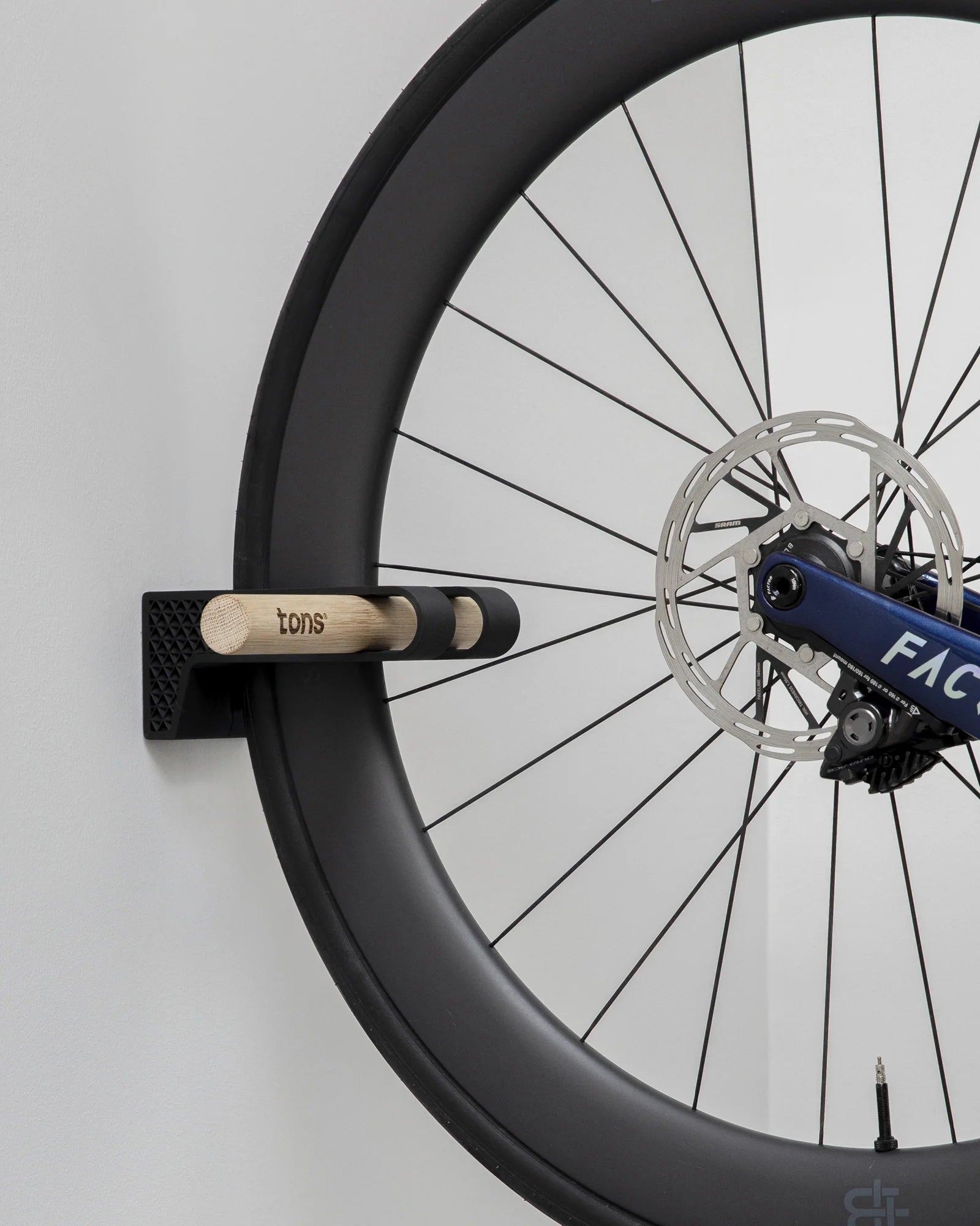 TONS 自転車 スタンド - 縦型ウォールマウント｜バイクラック｜北欧デザイン＆木製ロードバイク収納 | CYCLISM