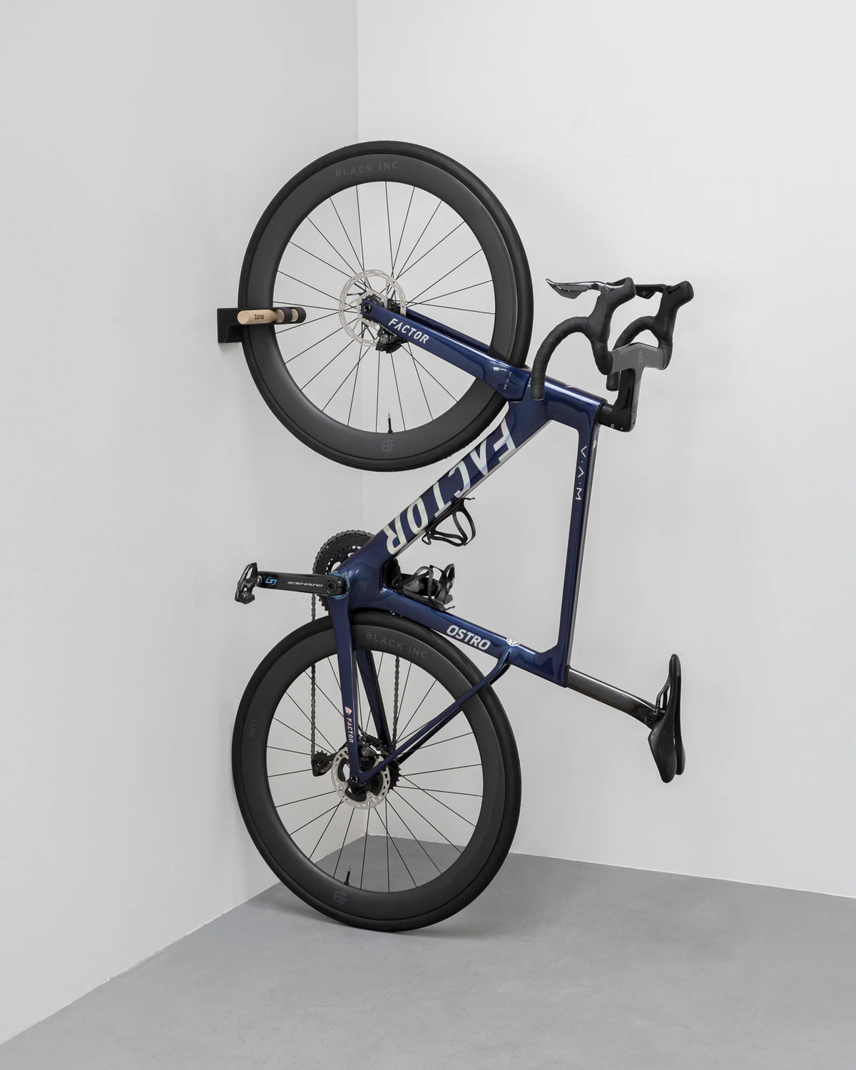 TONS 自転車 スタンド - 縦型ウォールマウント｜バイクラック｜北欧デザイン＆木製ロードバイク収納 | CYCLISM