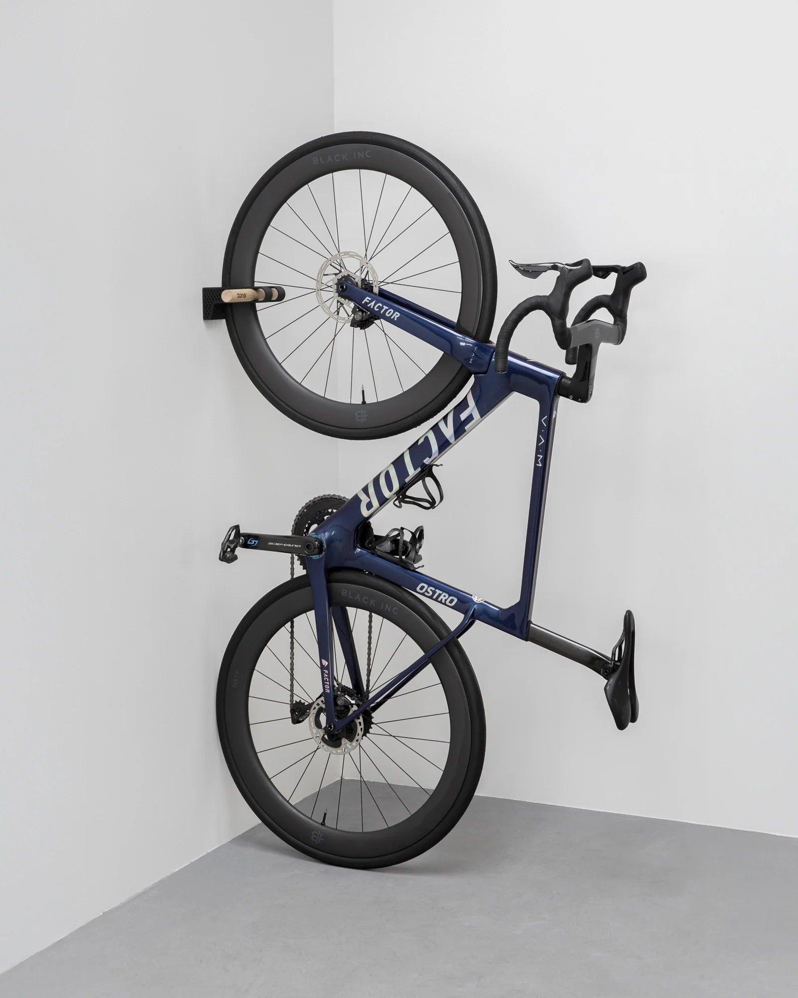 TONS 自転車 スタンド - 縦型ウォールマウント｜バイクラック｜北欧デザイン＆木製ロードバイク収納 | CYCLISM