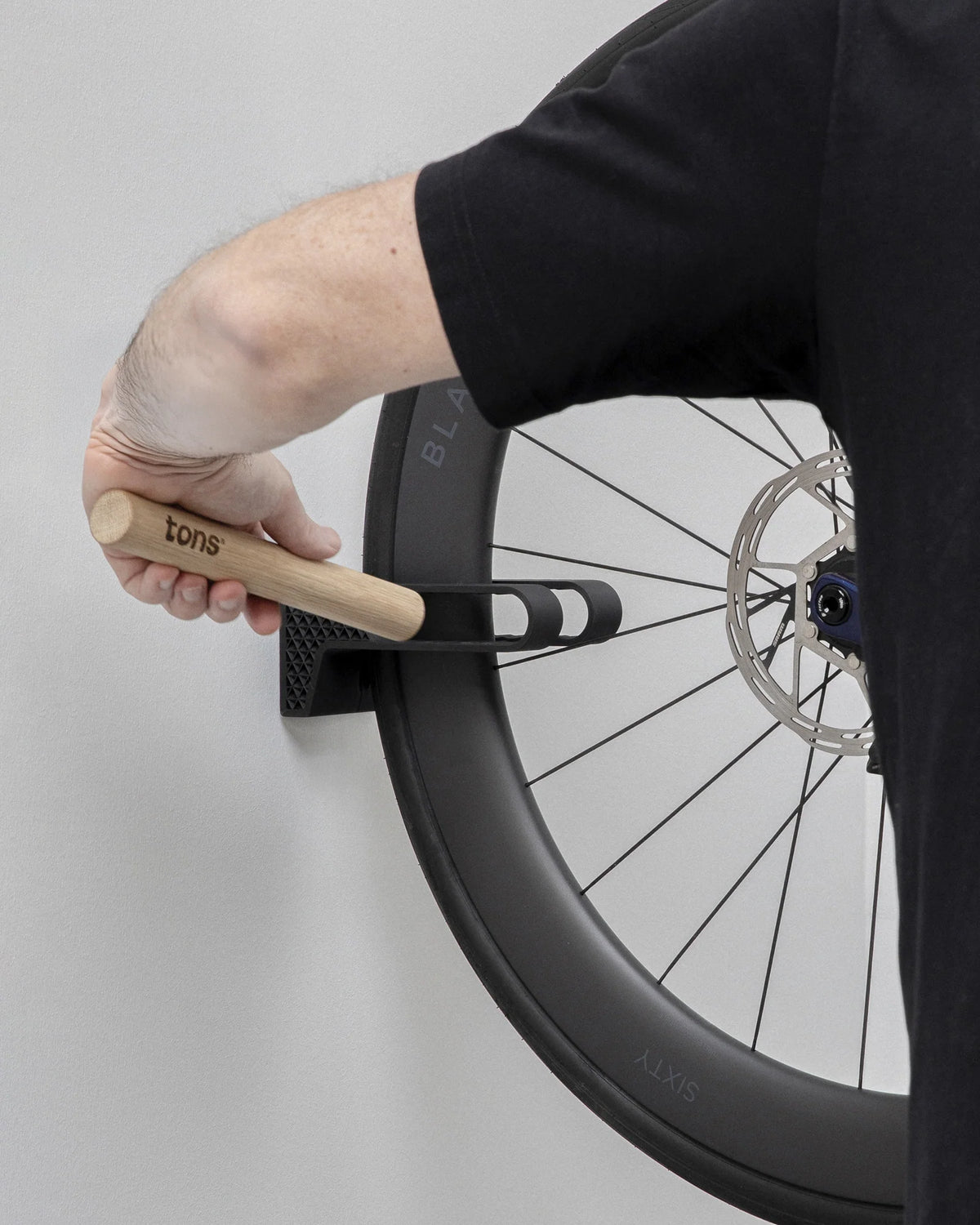 TONS 自転車 スタンド - 縦型ウォールマウント｜バイクラック｜北欧デザイン＆木製ロードバイク収納 | CYCLISM